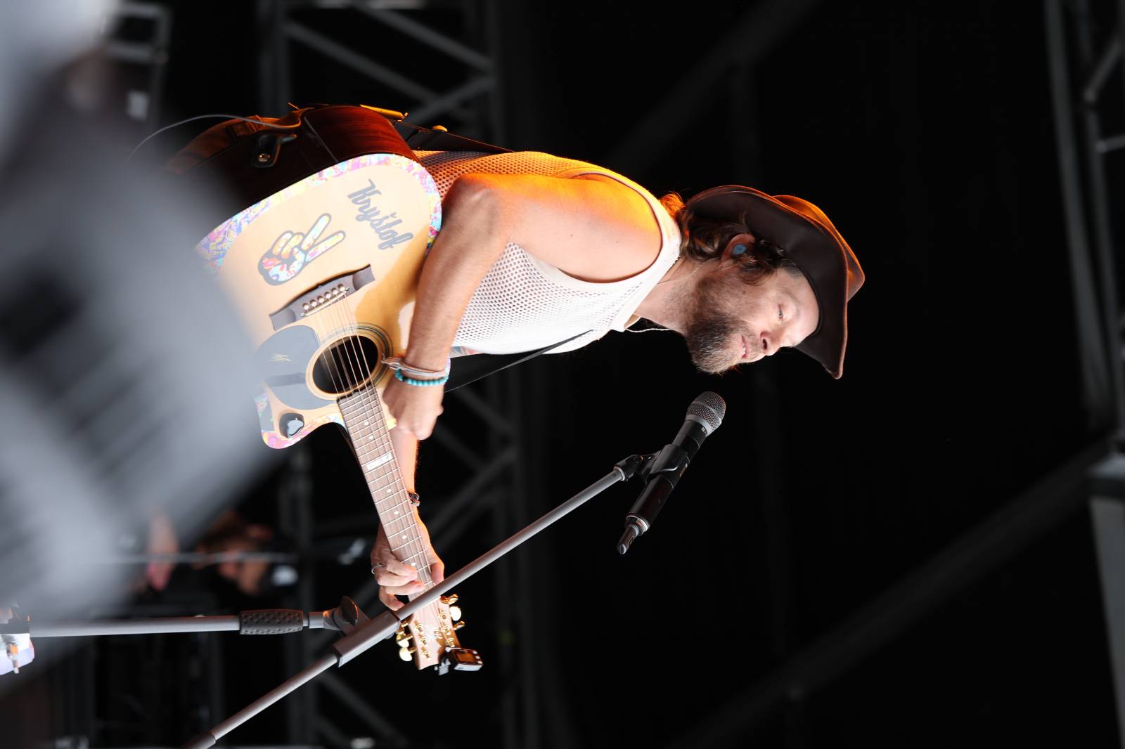 Kabát na Rožmberku vsadil na osvědčené hity, do davu hodil podepsaný klobouk. Wanastowi Vjecy si na přídavek pozvali Lucii