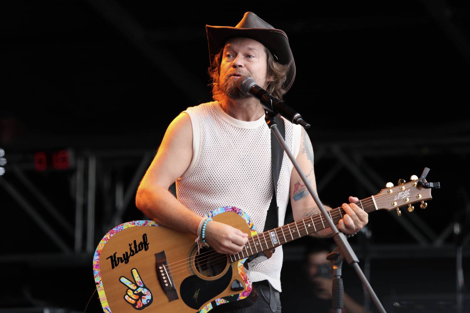 Kabát na Rožmberku vsadil na osvědčené hity, do davu hodil podepsaný klobouk. Wanastowi Vjecy si na přídavek pozvali Lucii