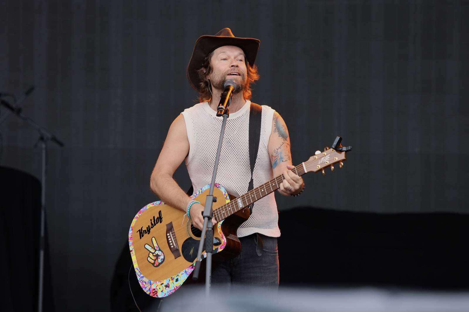 Kabát na Rožmberku vsadil na osvědčené hity, do davu hodil podepsaný klobouk. Wanastowi Vjecy si na přídavek pozvali Lucii