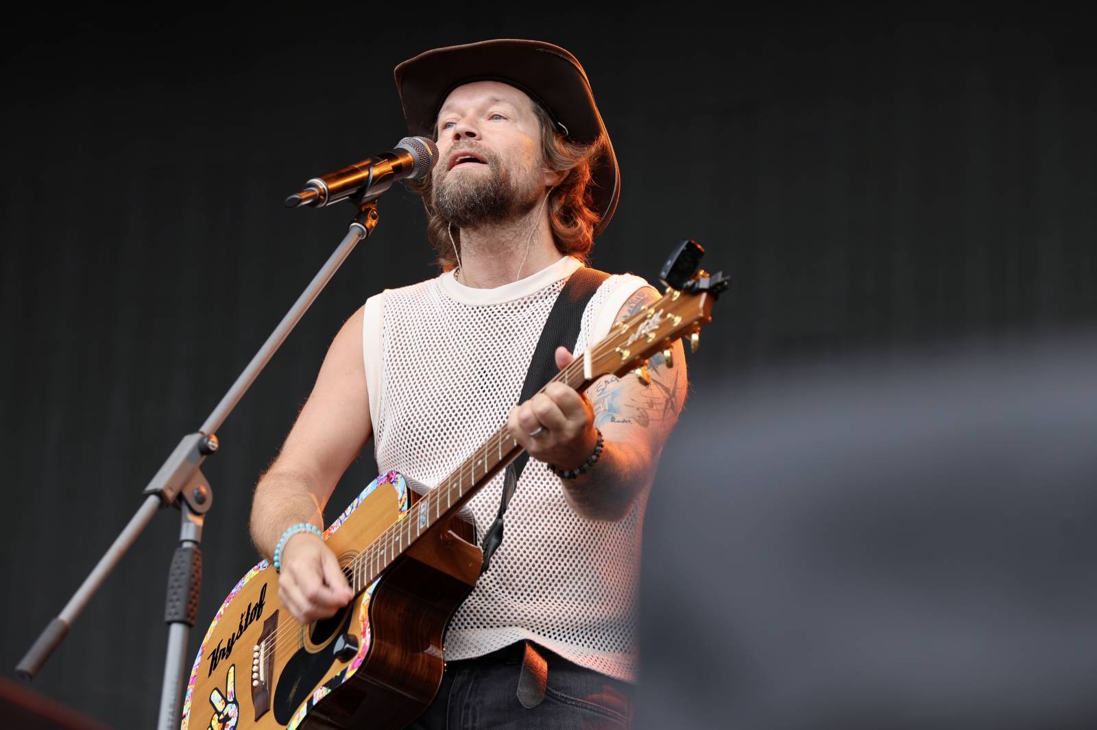 Kabát na Rožmberku vsadil na osvědčené hity, do davu hodil podepsaný klobouk. Wanastowi Vjecy si na přídavek pozvali Lucii