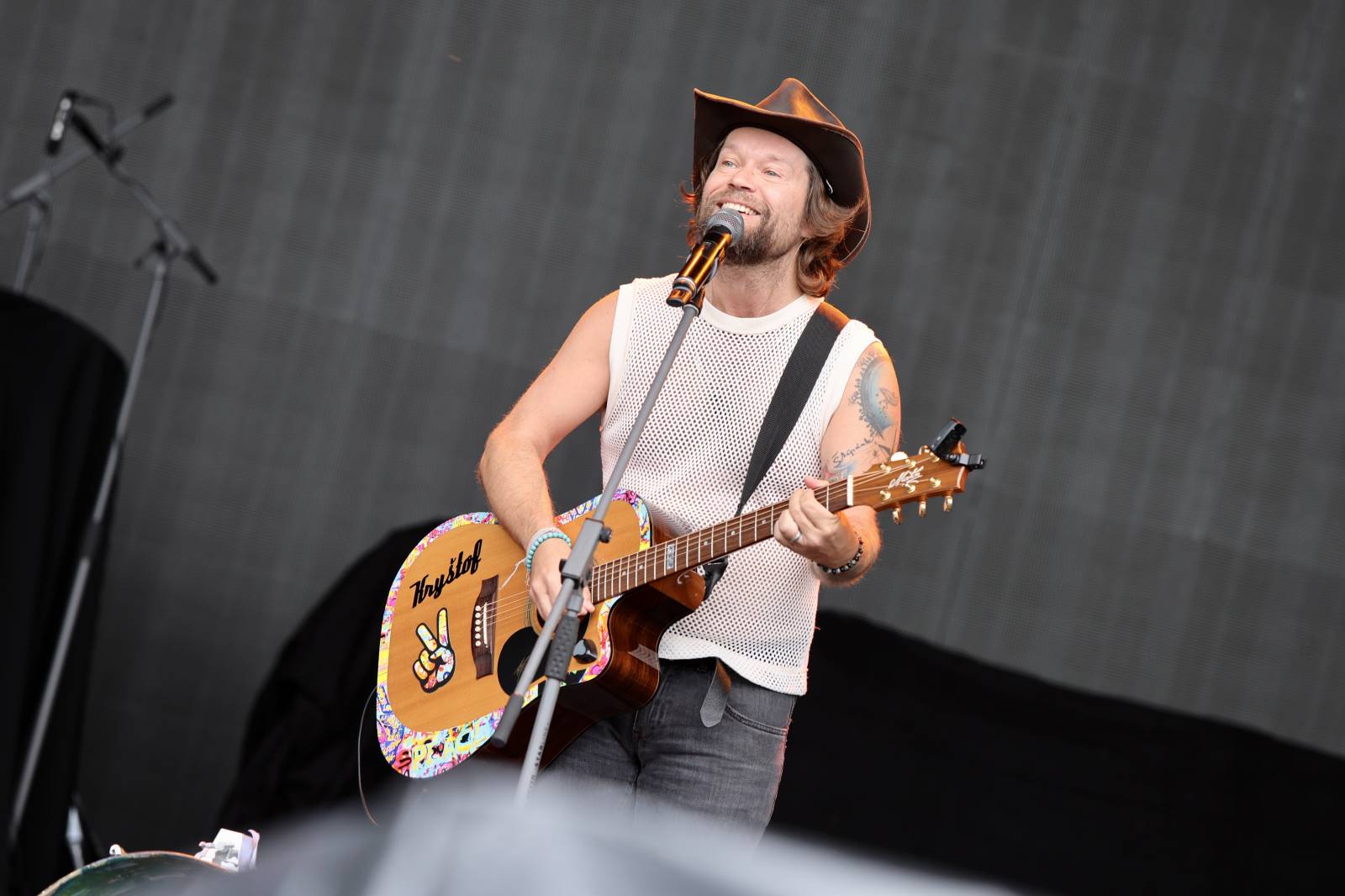 Kabát na Rožmberku vsadil na osvědčené hity, do davu hodil podepsaný klobouk. Wanastowi Vjecy si na přídavek pozvali Lucii