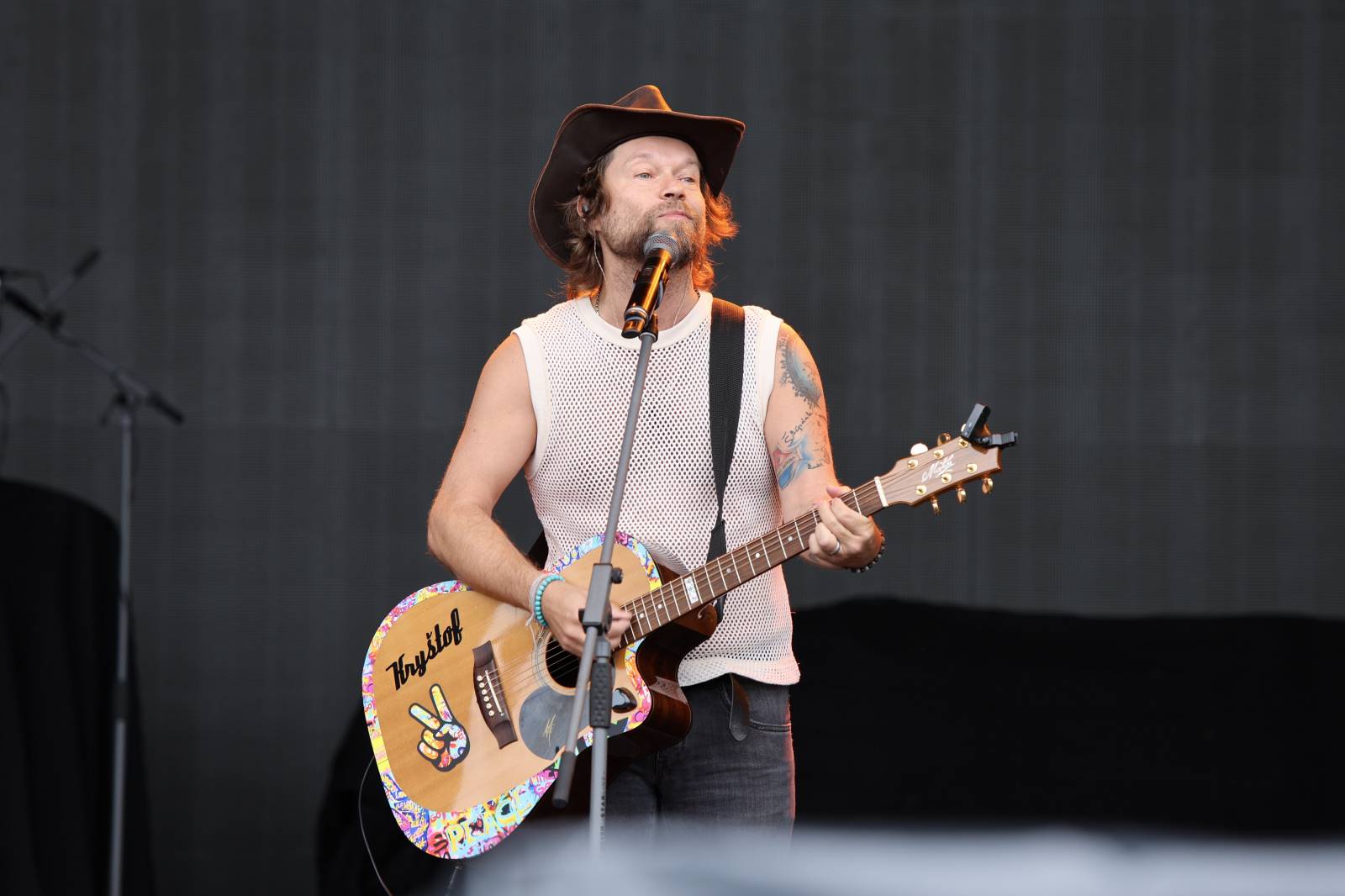 Kabát na Rožmberku vsadil na osvědčené hity, do davu hodil podepsaný klobouk. Wanastowi Vjecy si na přídavek pozvali Lucii