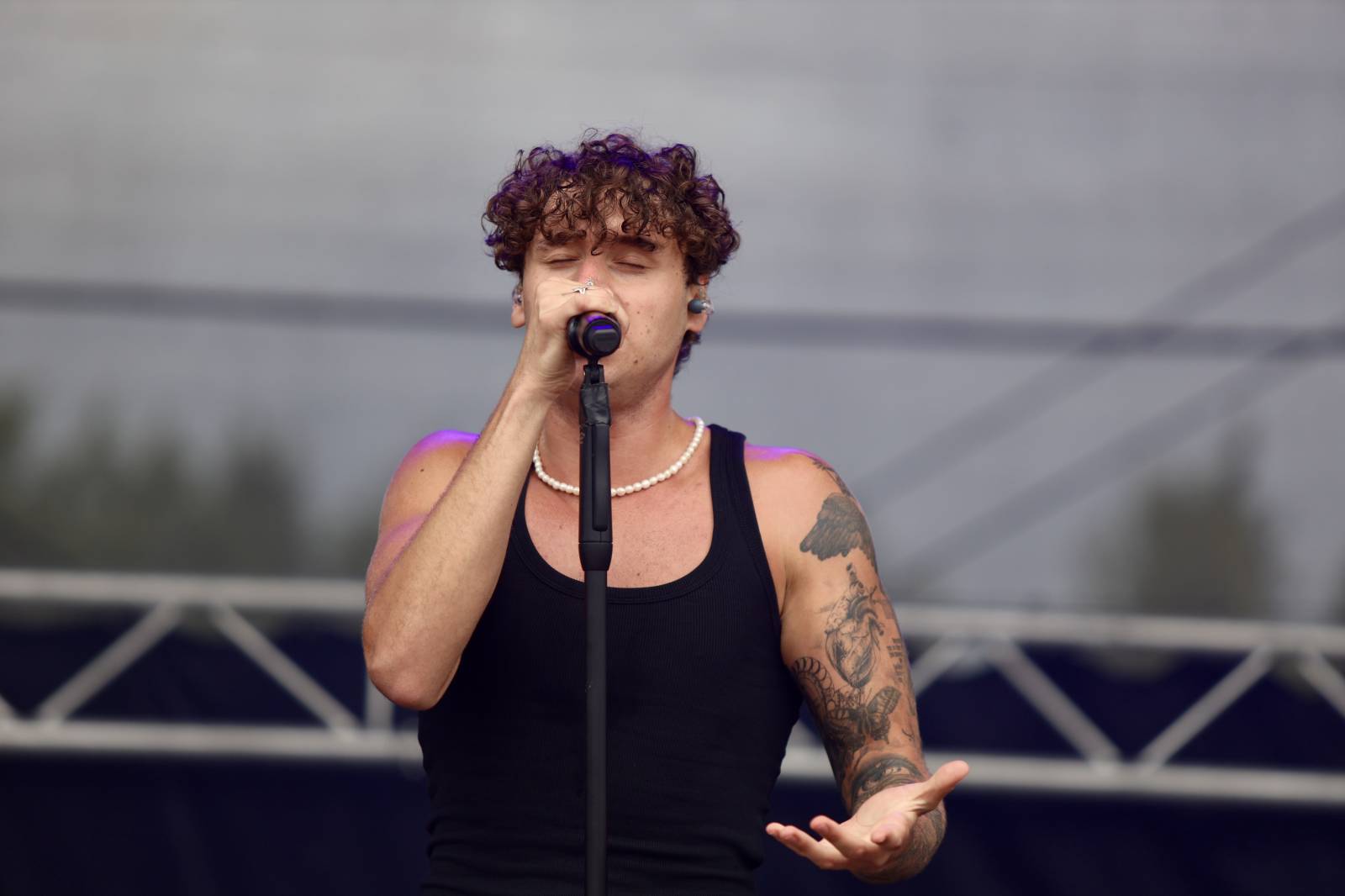 Kabát na Rožmberku vsadil na osvědčené hity, do davu hodil podepsaný klobouk. Wanastowi Vjecy si na přídavek pozvali Lucii