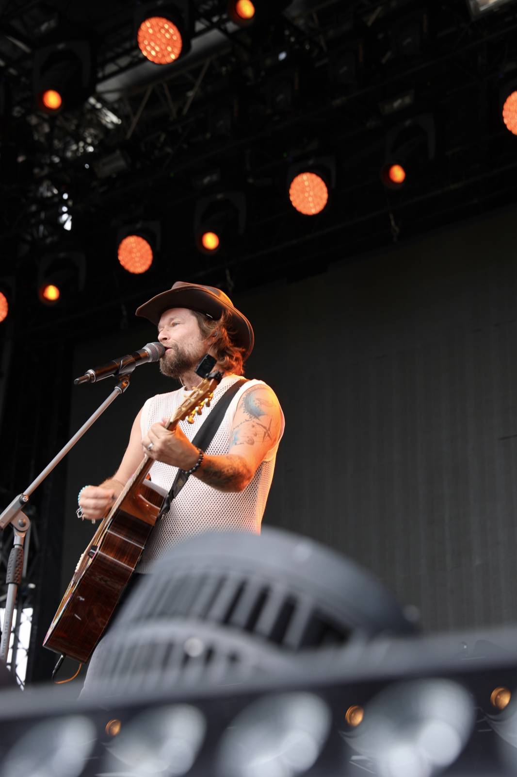 Kabát na Rožmberku vsadil na osvědčené hity, do davu hodil podepsaný klobouk. Wanastowi Vjecy si na přídavek pozvali Lucii