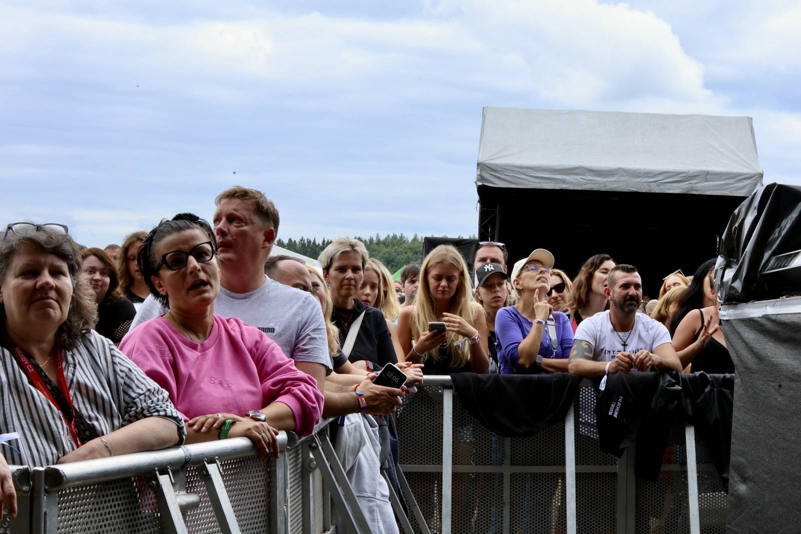 Kabát na Rožmberku vsadil na osvědčené hity, do davu hodil podepsaný klobouk. Wanastowi Vjecy si na přídavek pozvali Lucii