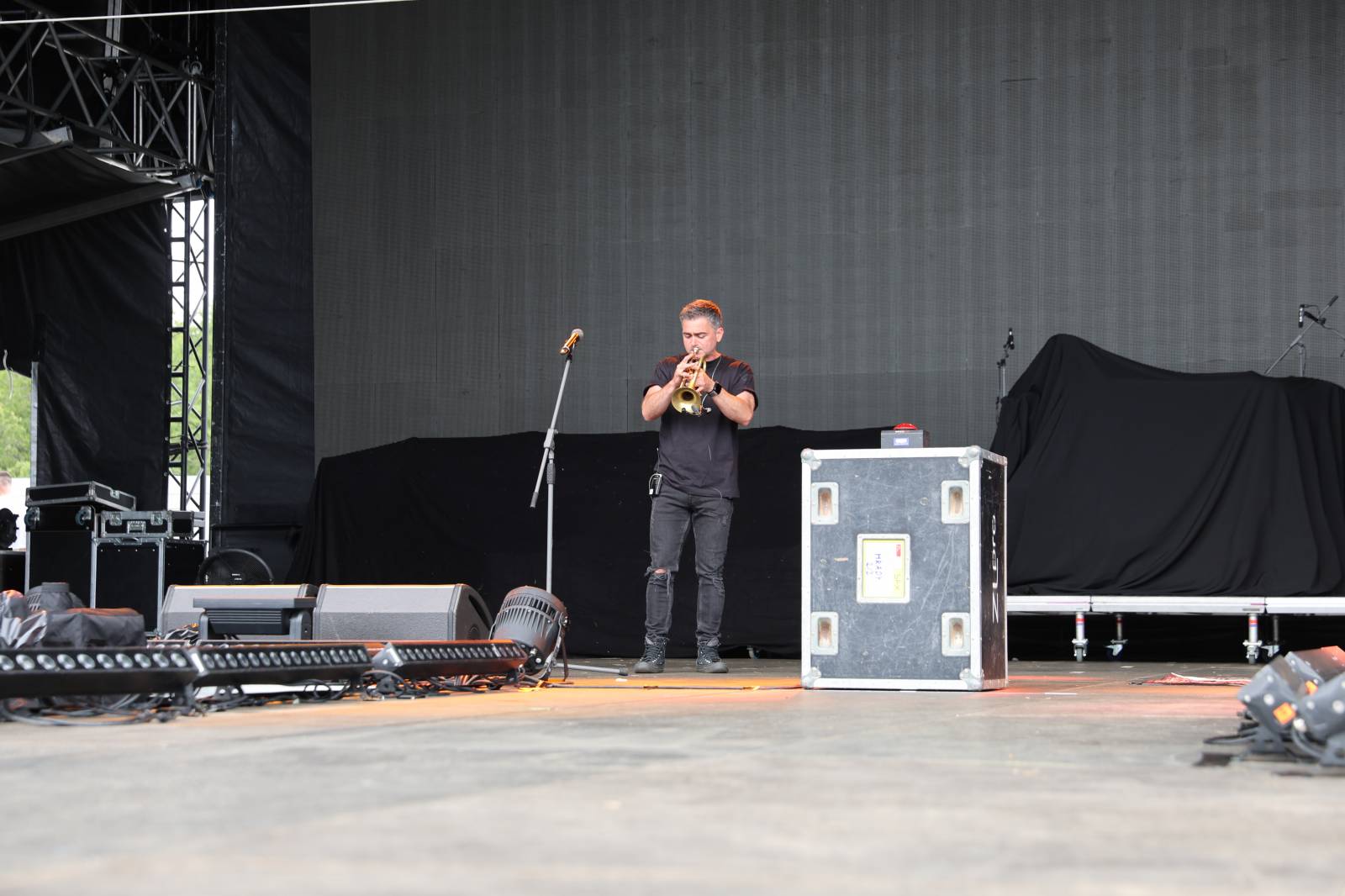 Kabát na Rožmberku vsadil na osvědčené hity, do davu hodil podepsaný klobouk. Wanastowi Vjecy si na přídavek pozvali Lucii