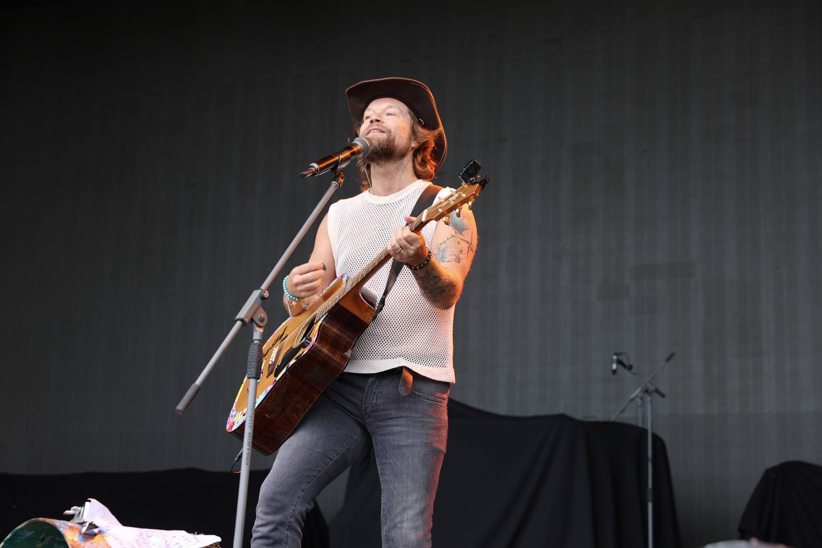 Kabát na Rožmberku vsadil na osvědčené hity, do davu hodil podepsaný klobouk. Wanastowi Vjecy si na přídavek pozvali Lucii