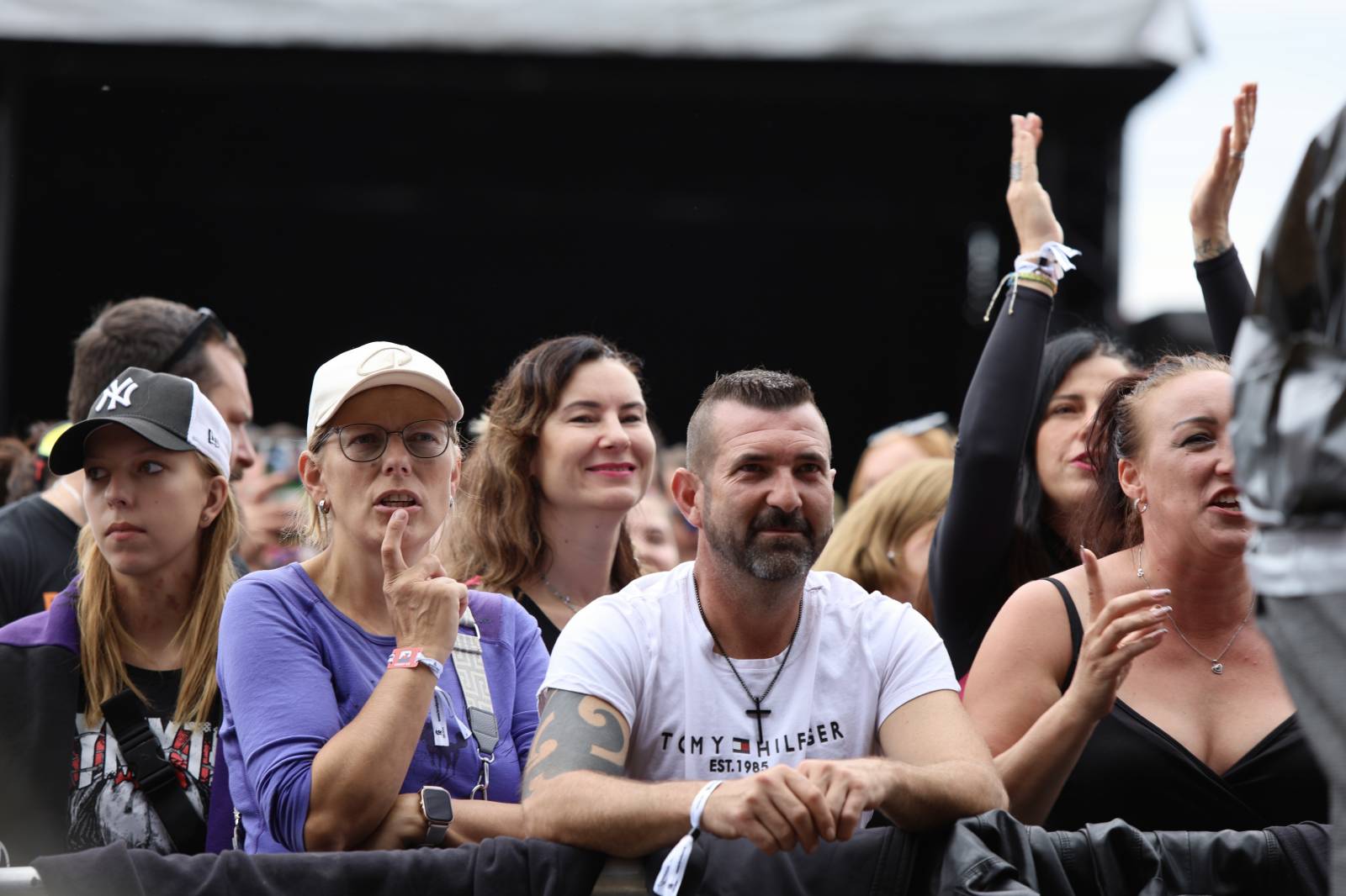 Kabát na Rožmberku vsadil na osvědčené hity, do davu hodil podepsaný klobouk. Wanastowi Vjecy si na přídavek pozvali Lucii