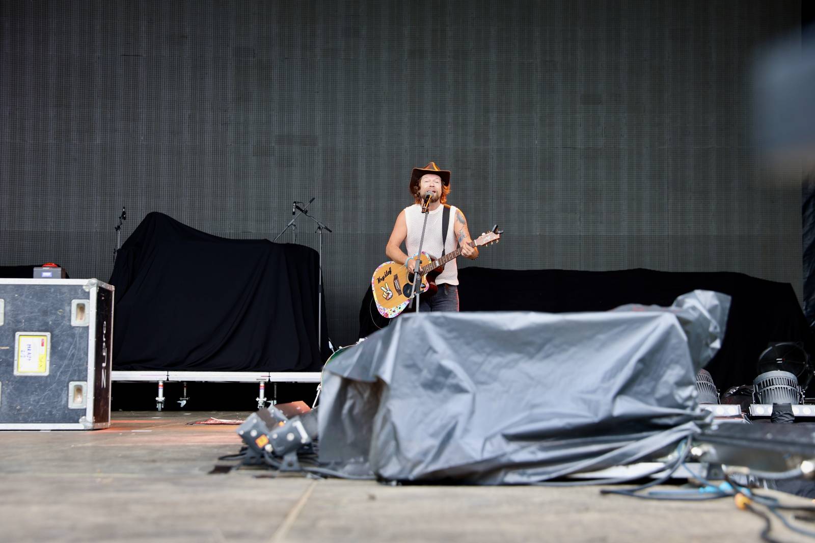Kabát na Rožmberku vsadil na osvědčené hity, do davu hodil podepsaný klobouk. Wanastowi Vjecy si na přídavek pozvali Lucii