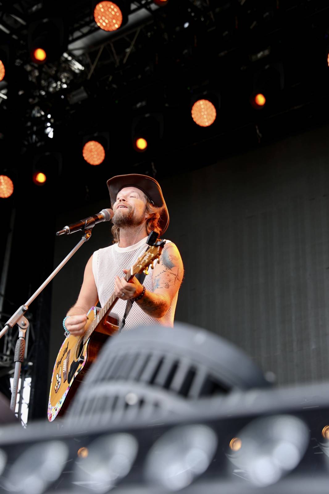 Kabát na Rožmberku vsadil na osvědčené hity, do davu hodil podepsaný klobouk. Wanastowi Vjecy si na přídavek pozvali Lucii