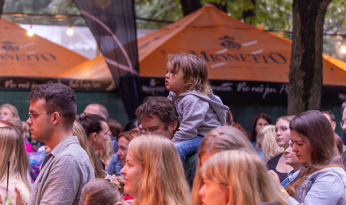 Barbora Poláková zpívala v Riegrových sadech, doprovodili ji Ťupíci i Kmínový já