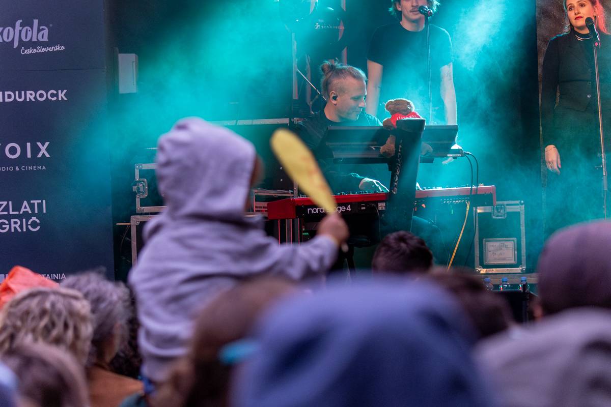 Barbora Poláková zpívala v Riegrových sadech, doprovodili ji Ťupíci i Kmínový já