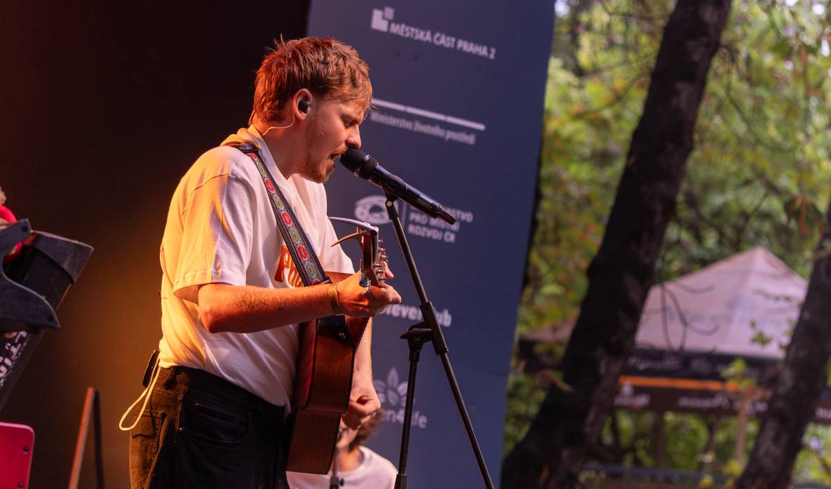 Barbora Poláková zpívala v Riegrových sadech, doprovodili ji Ťupíci i Kmínový já