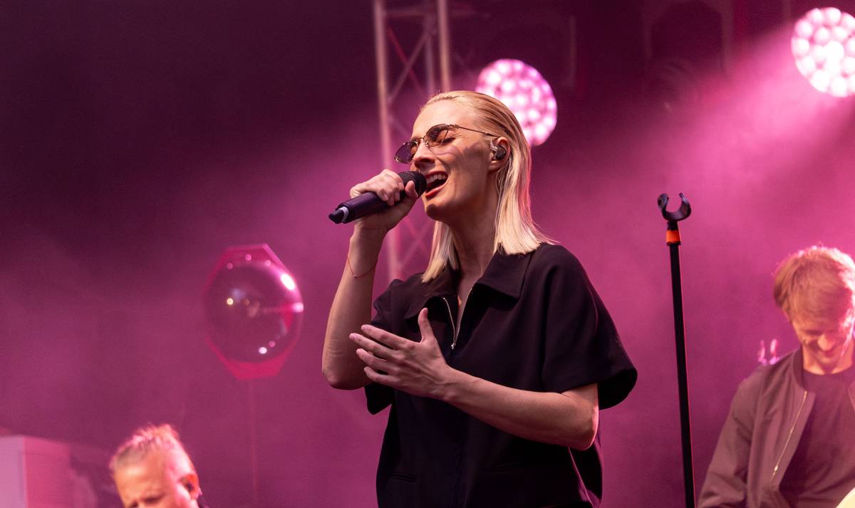 Barbora Poláková zpívala v Riegrových sadech, doprovodili ji Ťupíci i Kmínový já