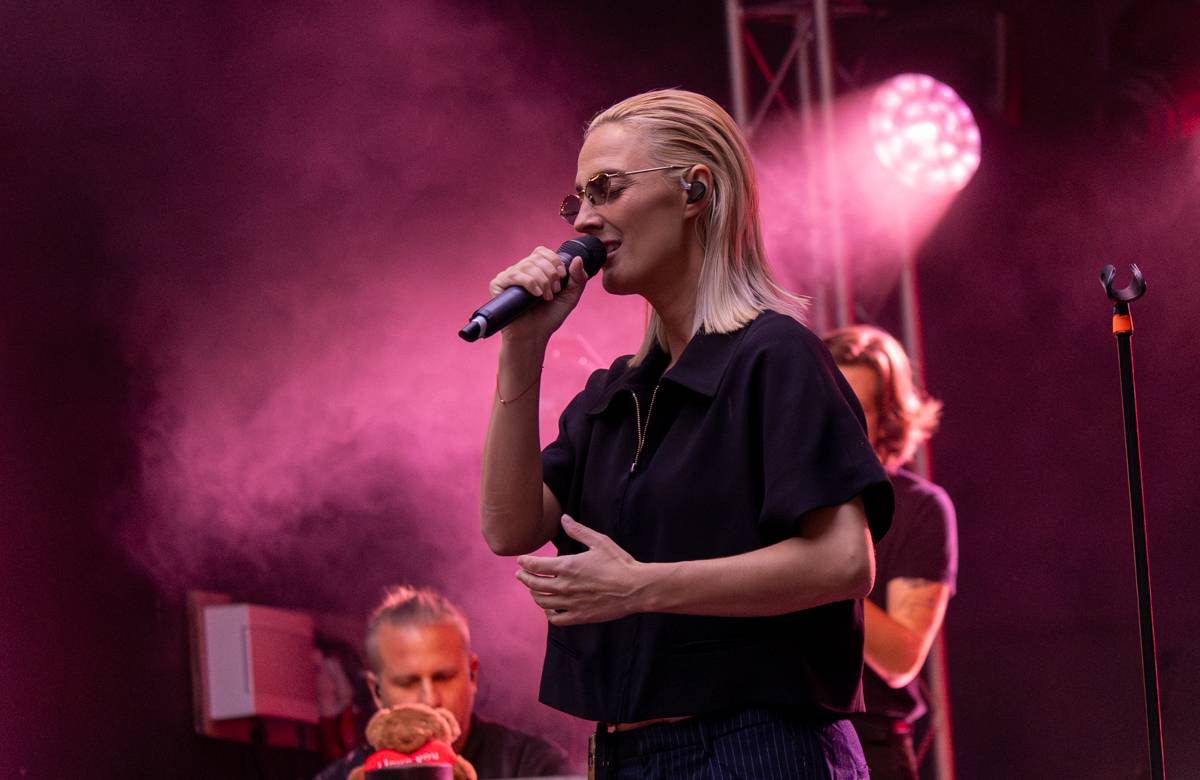 Barbora Poláková zpívala v Riegrových sadech, doprovodili ji Ťupíci i Kmínový já