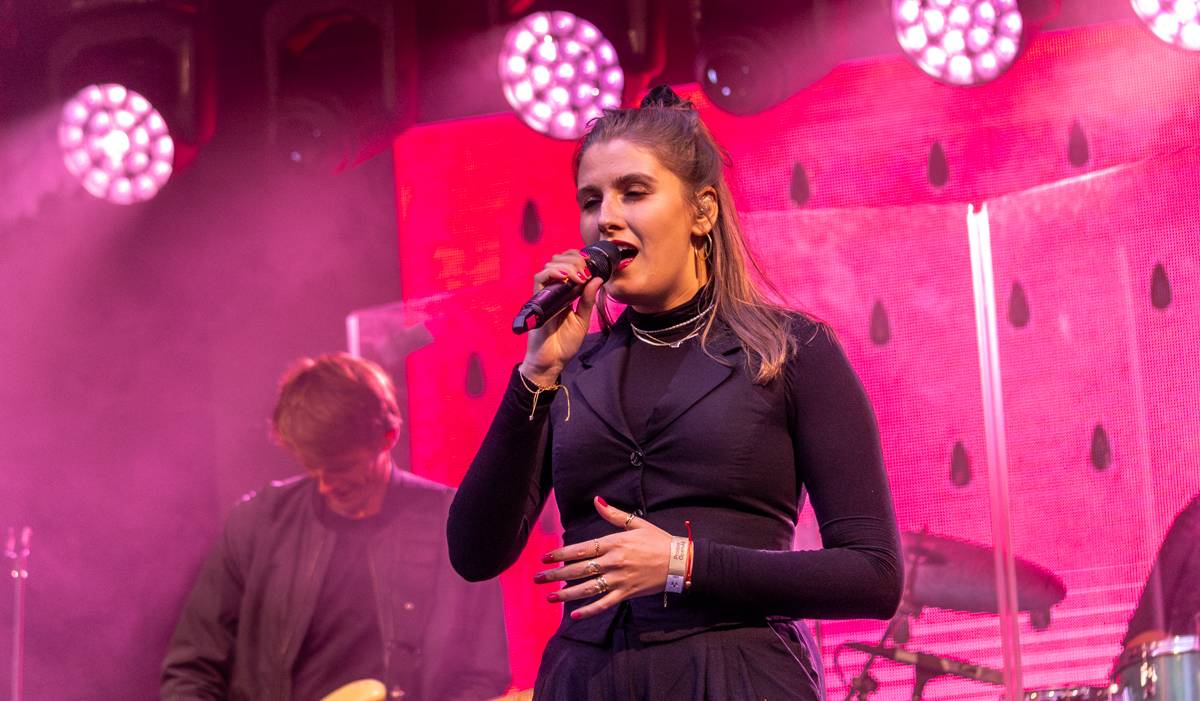 Barbora Poláková zpívala v Riegrových sadech, doprovodili ji Ťupíci i Kmínový já