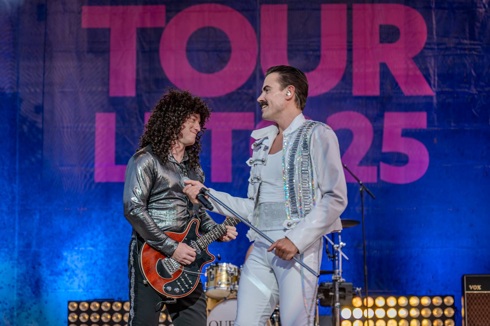 Queenie připomněli největší hity Freddieho Mercuryho a spol. S letním turné zavítali na Křižíkovu fontánu