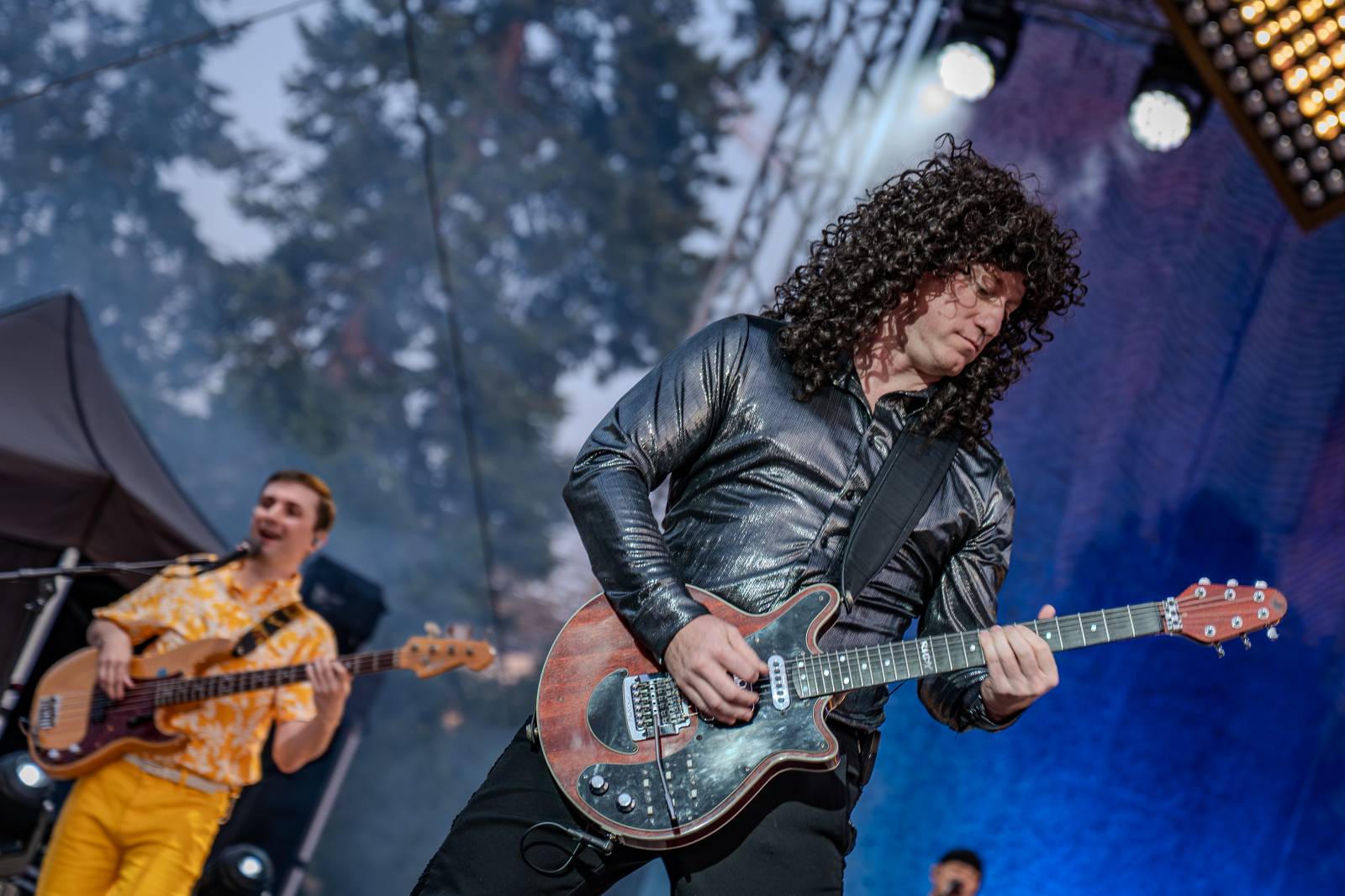 Queenie připomněli největší hity Freddieho Mercuryho a spol. S letním turné zavítali na Křižíkovu fontánu