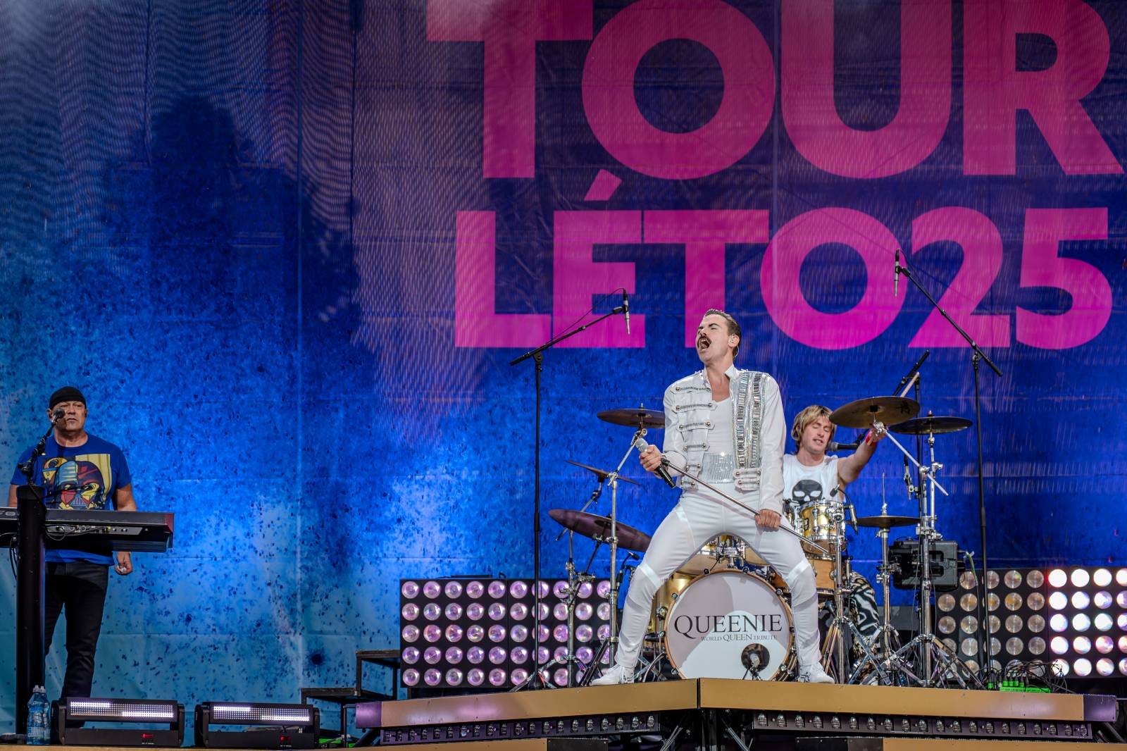 Queenie připomněli největší hity Freddieho Mercuryho a spol. S letním turné zavítali na Křižíkovu fontánu