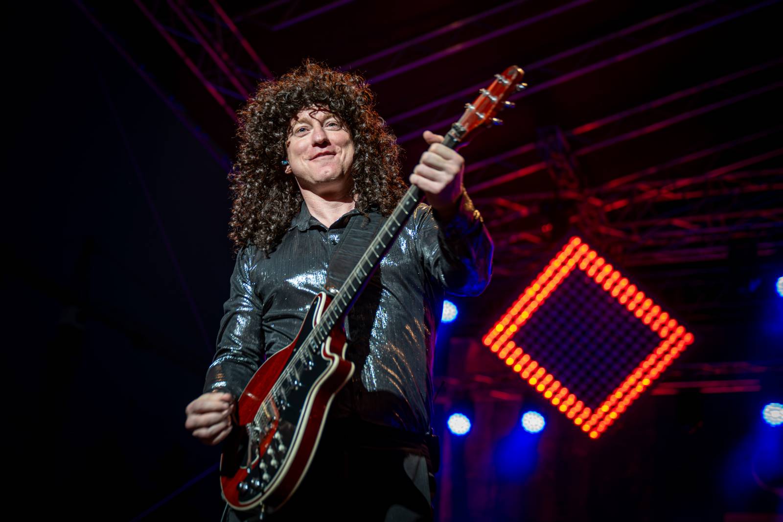 Queenie připomněli největší hity Freddieho Mercuryho a spol. S letním turné zavítali na Křižíkovu fontánu