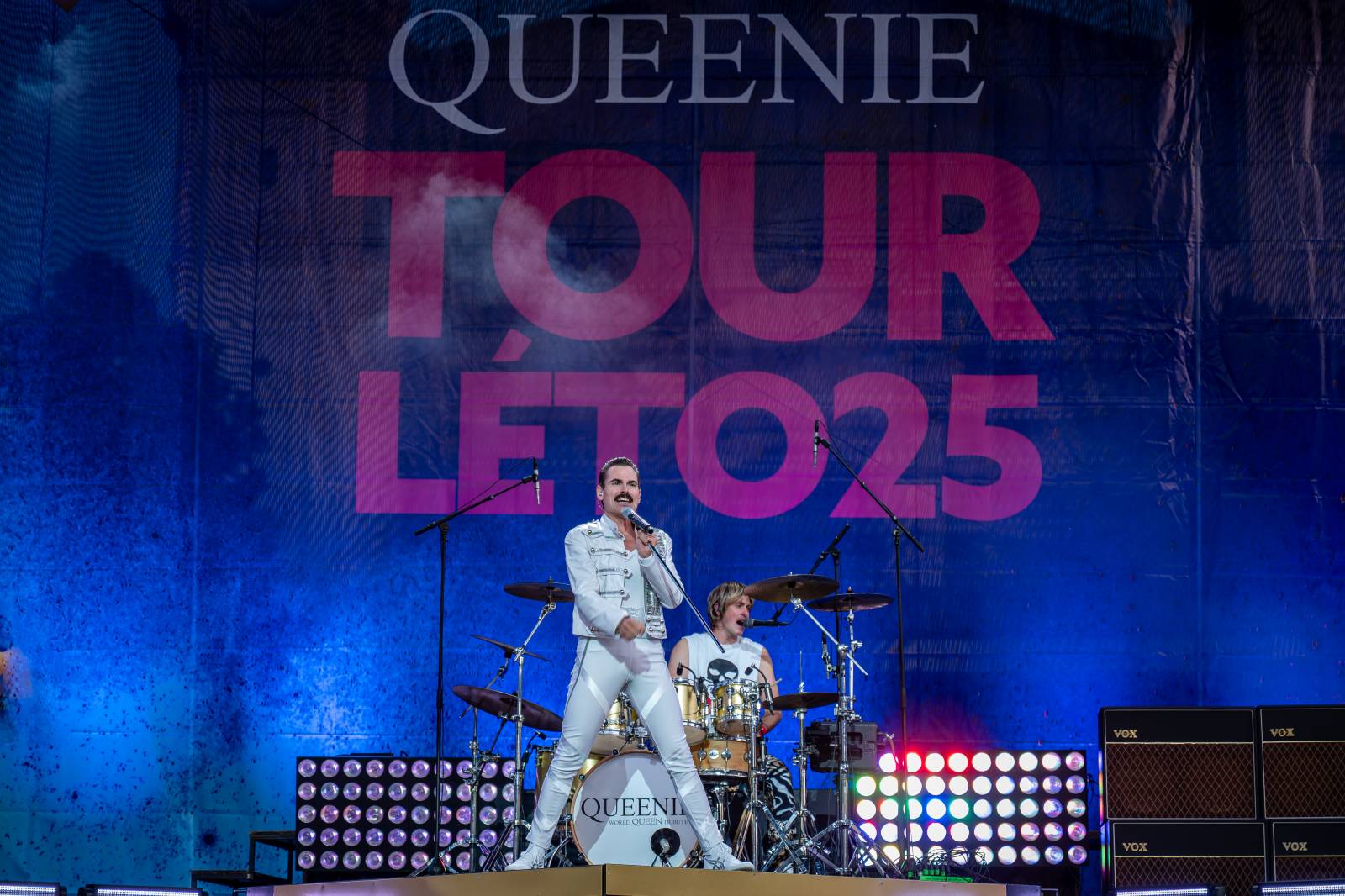 Queenie připomněli největší hity Freddieho Mercuryho a spol. S letním turné zavítali na Křižíkovu fontánu