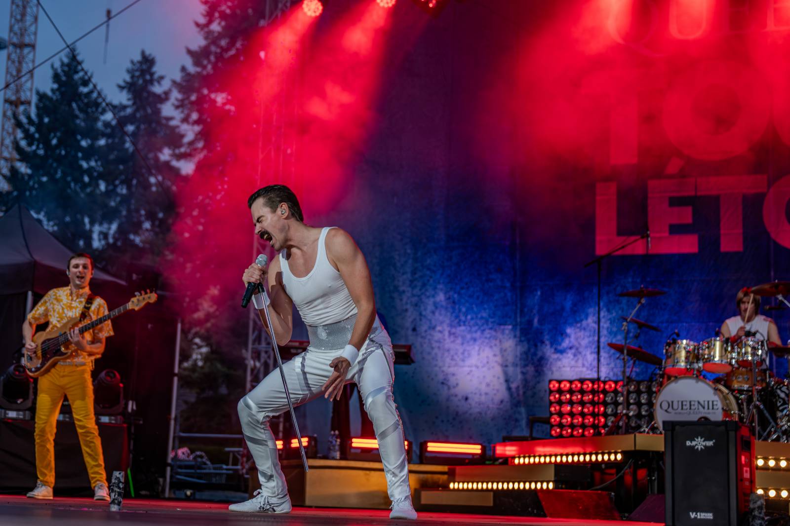 Queenie připomněli největší hity Freddieho Mercuryho a spol. S letním turné zavítali na Křižíkovu fontánu
