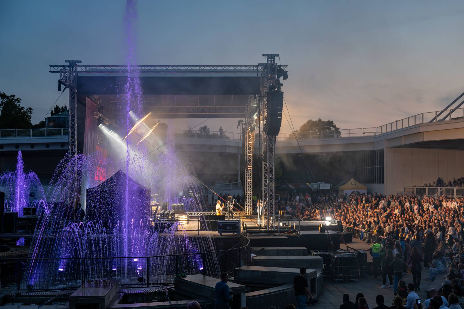 Queenie připomněli největší hity Freddieho Mercuryho a spol. S letním turné zavítali na Křižíkovu fontánu