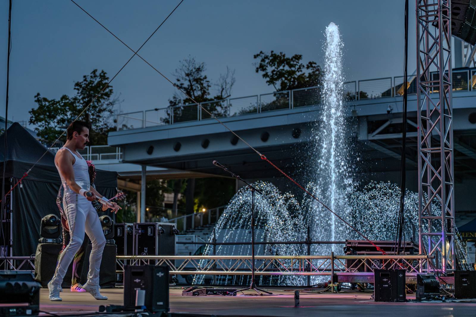 Queenie připomněli největší hity Freddieho Mercuryho a spol. S letním turné zavítali na Křižíkovu fontánu
