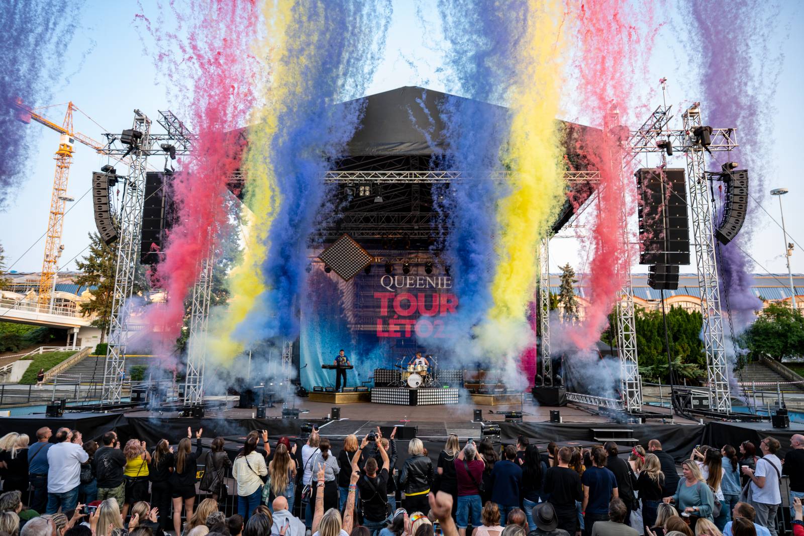 Queenie připomněli největší hity Freddieho Mercuryho a spol. S letním turné zavítali na Křižíkovu fontánu