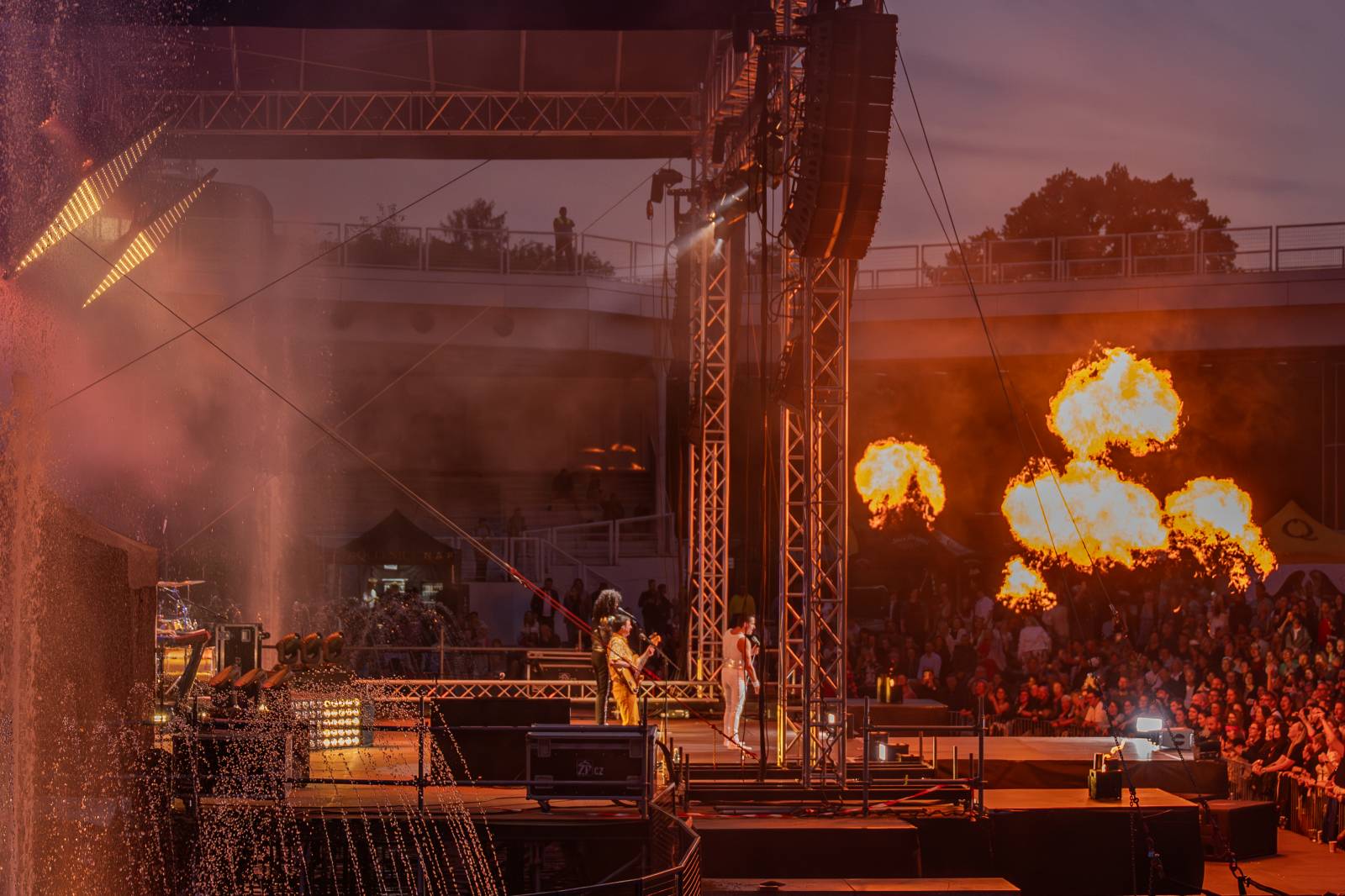 Queenie připomněli největší hity Freddieho Mercuryho a spol. S letním turné zavítali na Křižíkovu fontánu