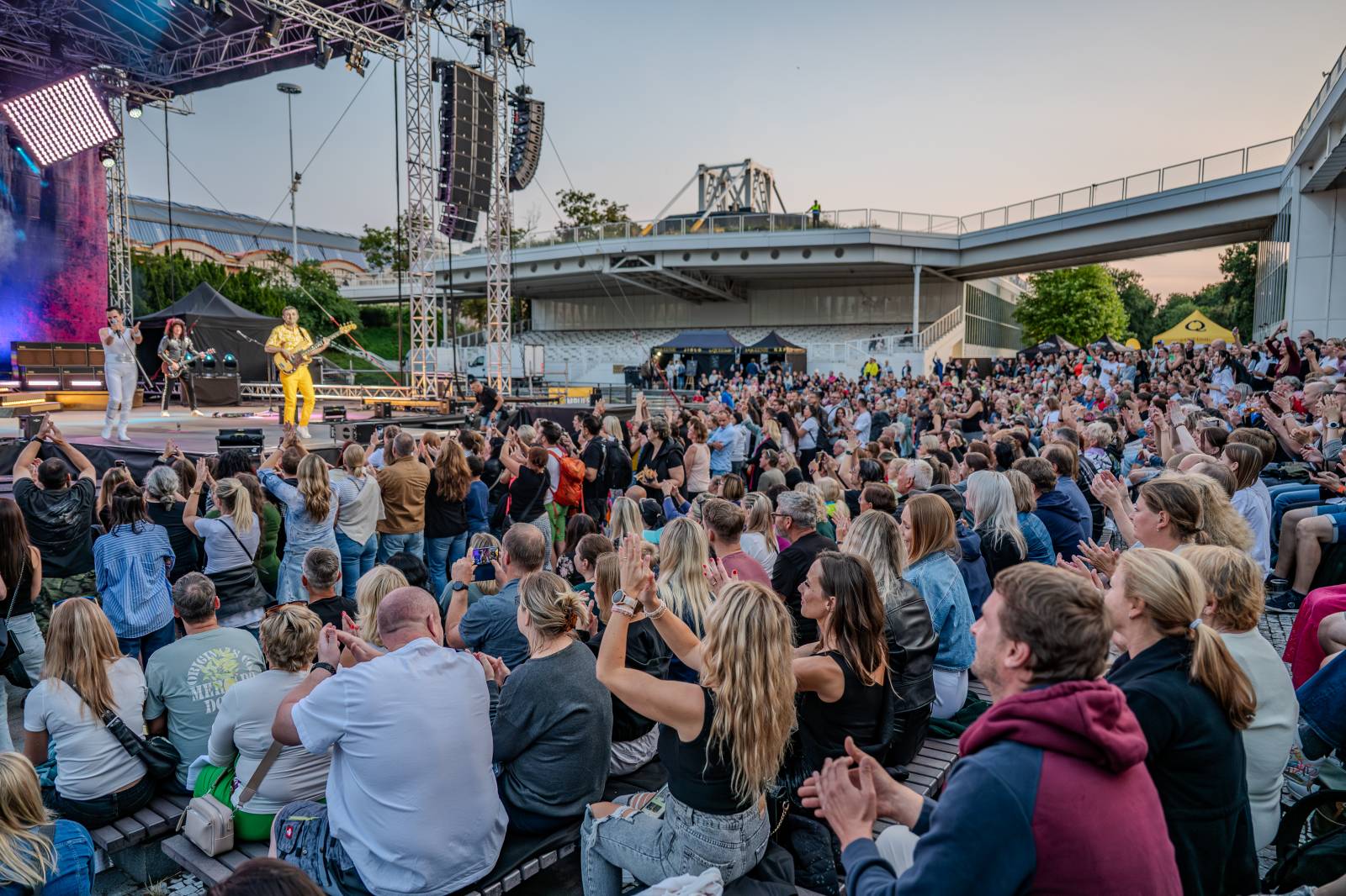 Queenie připomněli největší hity Freddieho Mercuryho a spol. S letním turné zavítali na Křižíkovu fontánu