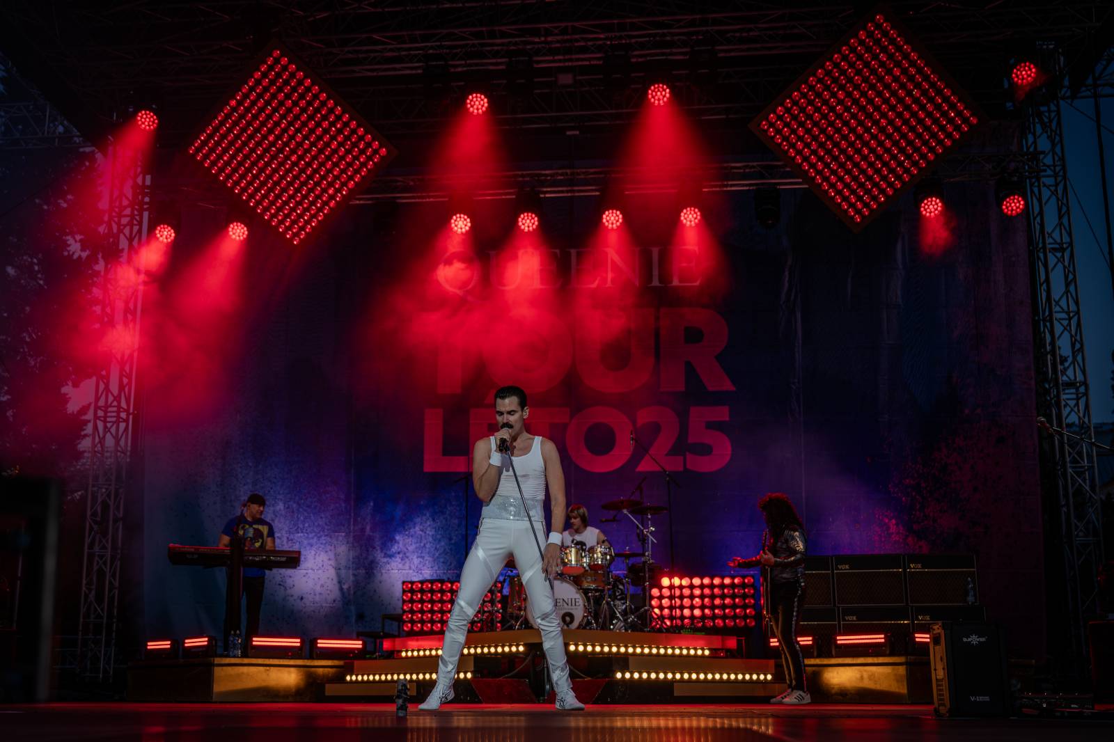 Queenie připomněli největší hity Freddieho Mercuryho a spol. S letním turné zavítali na Křižíkovu fontánu