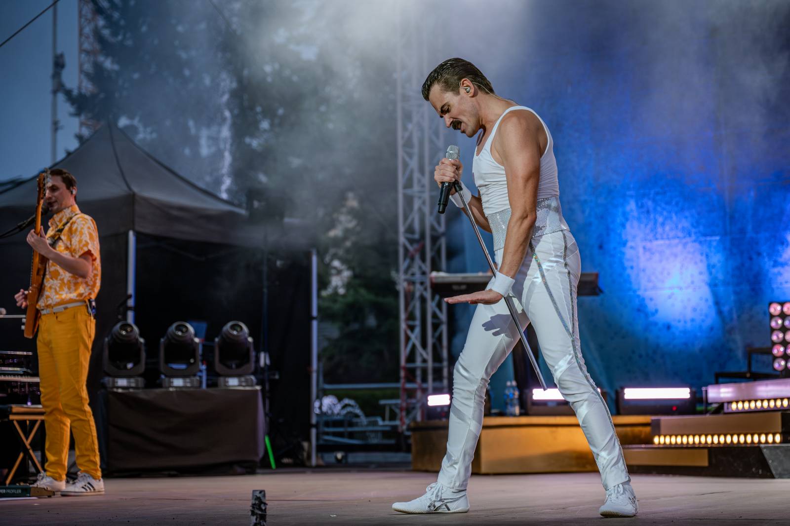 Queenie připomněli největší hity Freddieho Mercuryho a spol. S letním turné zavítali na Křižíkovu fontánu