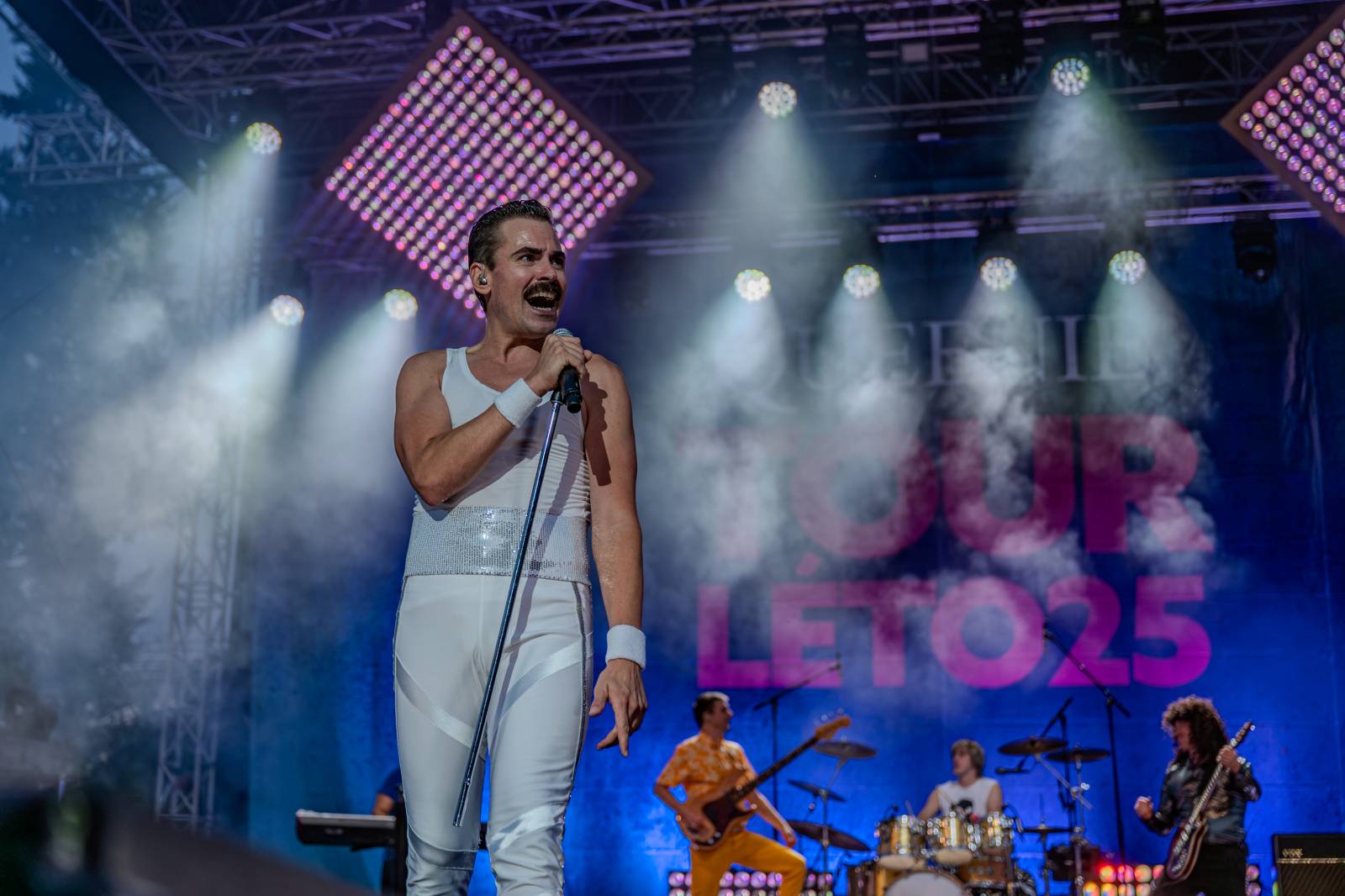 Queenie připomněli největší hity Freddieho Mercuryho a spol. S letním turné zavítali na Křižíkovu fontánu