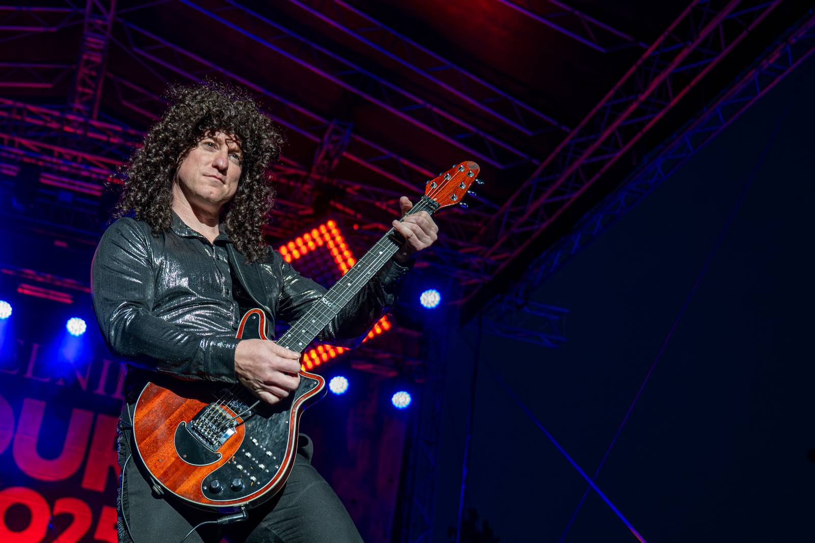 Queenie připomněli největší hity Freddieho Mercuryho a spol. S letním turné zavítali na Křižíkovu fontánu