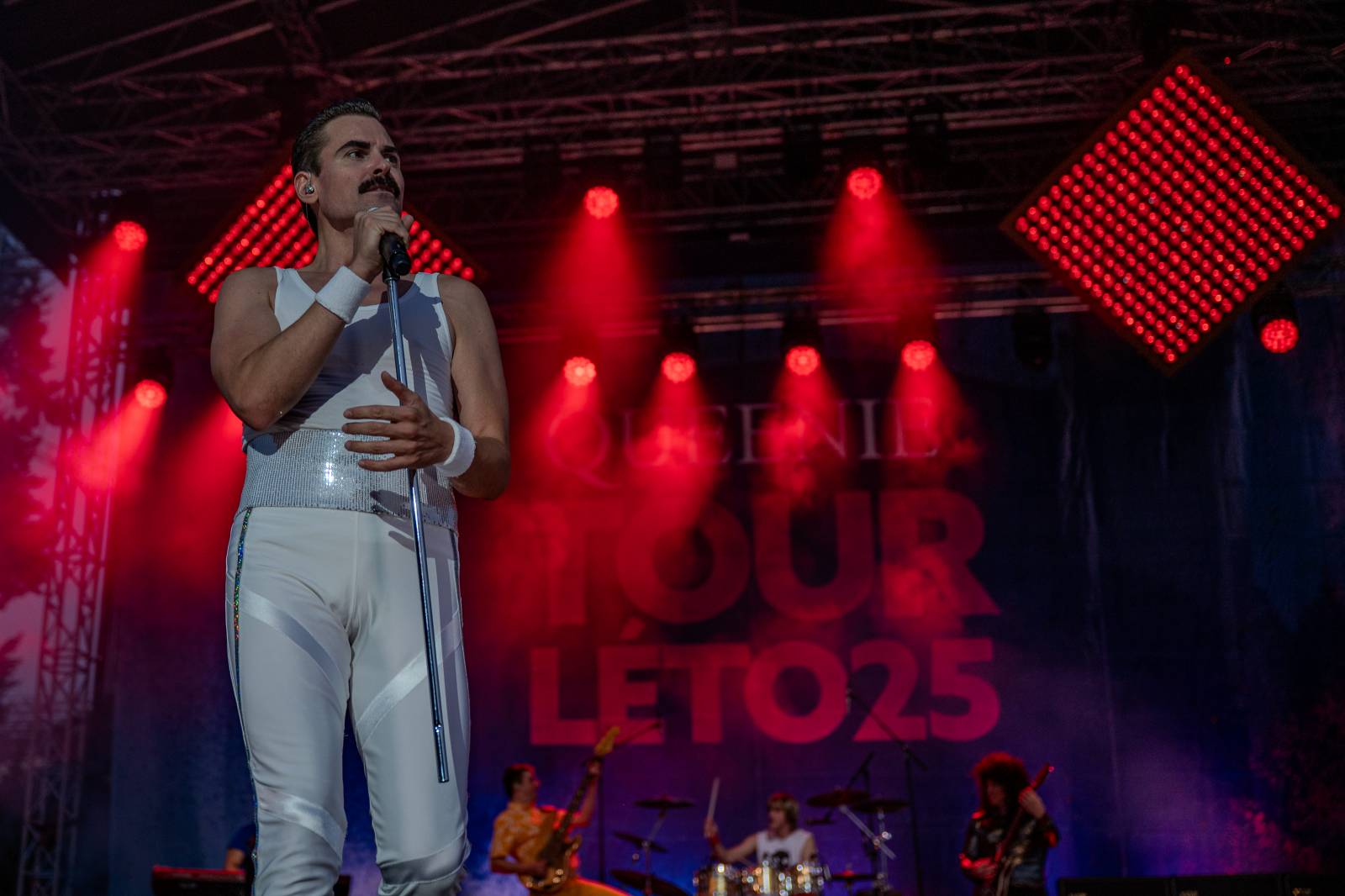 Queenie připomněli největší hity Freddieho Mercuryho a spol. S letním turné zavítali na Křižíkovu fontánu