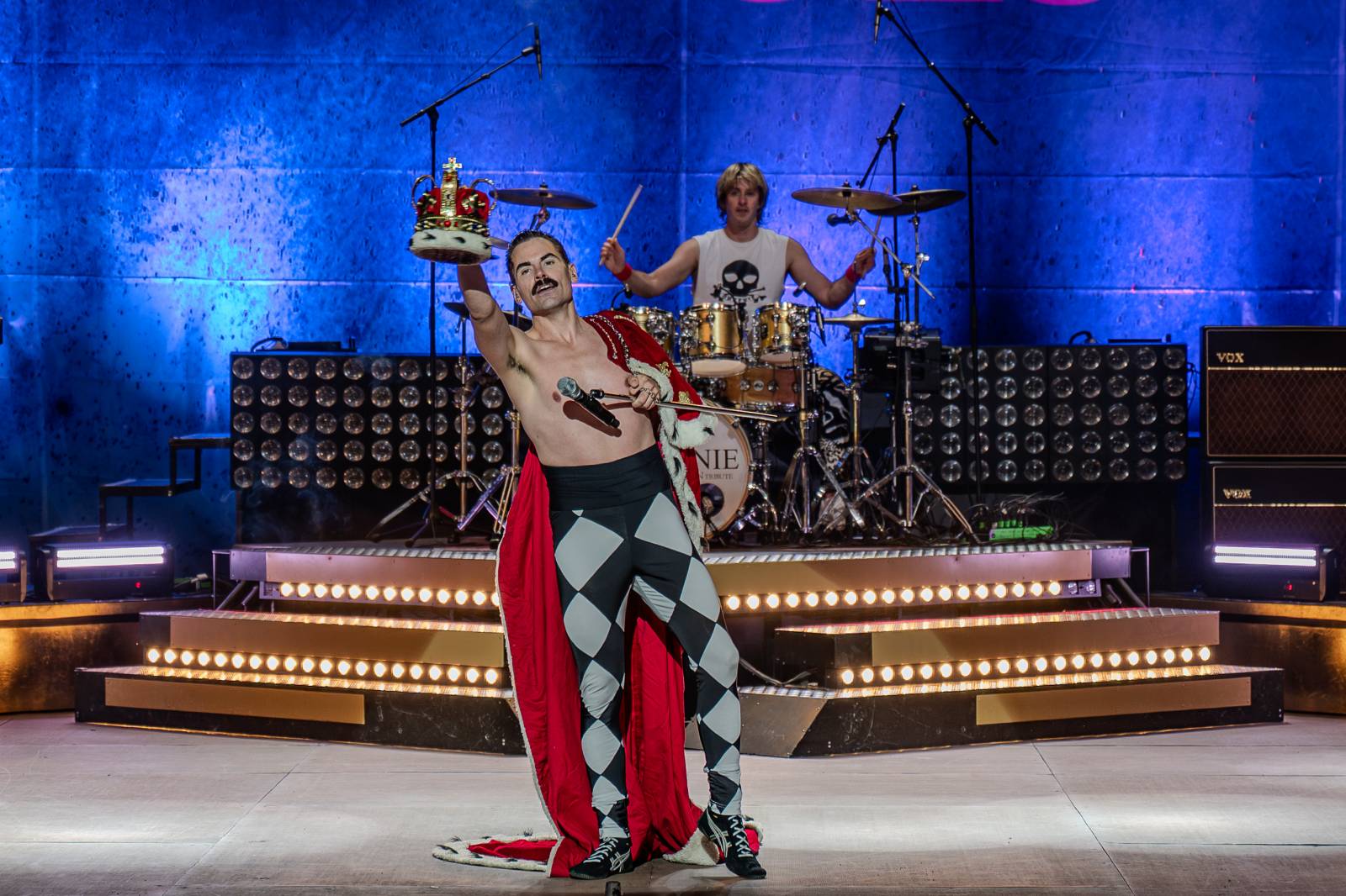 Queenie připomněli největší hity Freddieho Mercuryho a spol. S letním turné zavítali na Křižíkovu fontánu