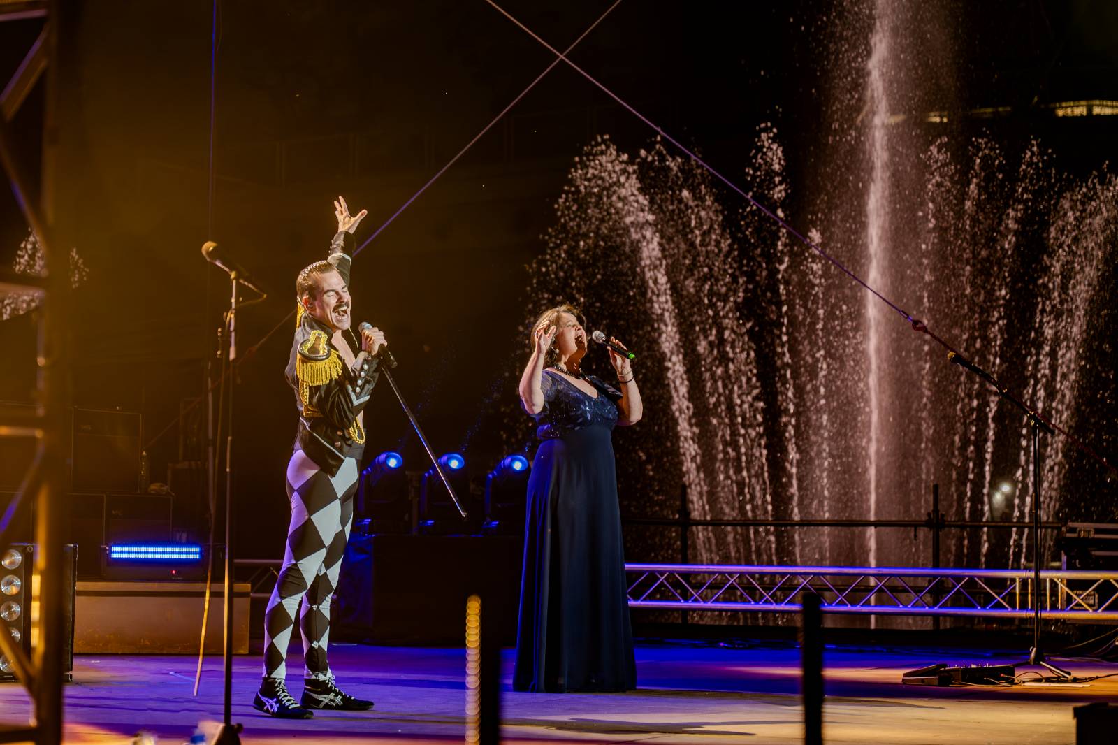 Queenie připomněli největší hity Freddieho Mercuryho a spol. S letním turné zavítali na Křižíkovu fontánu