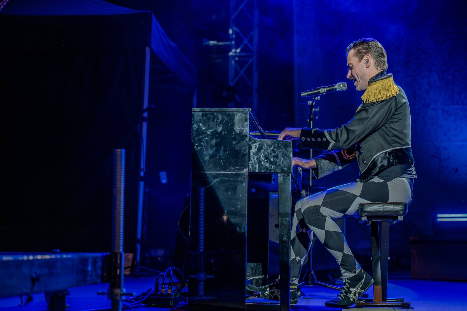 Queenie připomněli největší hity Freddieho Mercuryho a spol. S letním turné zavítali na Křižíkovu fontánu