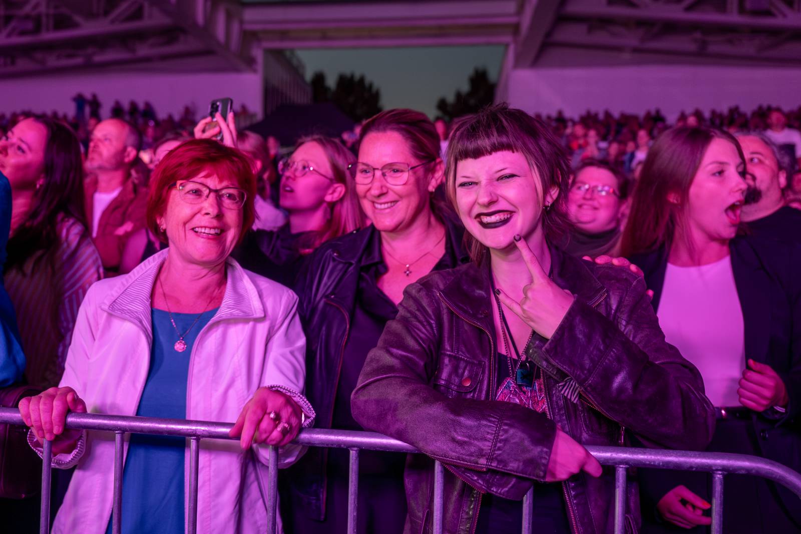 Queenie připomněli největší hity Freddieho Mercuryho a spol. S letním turné zavítali na Křižíkovu fontánu