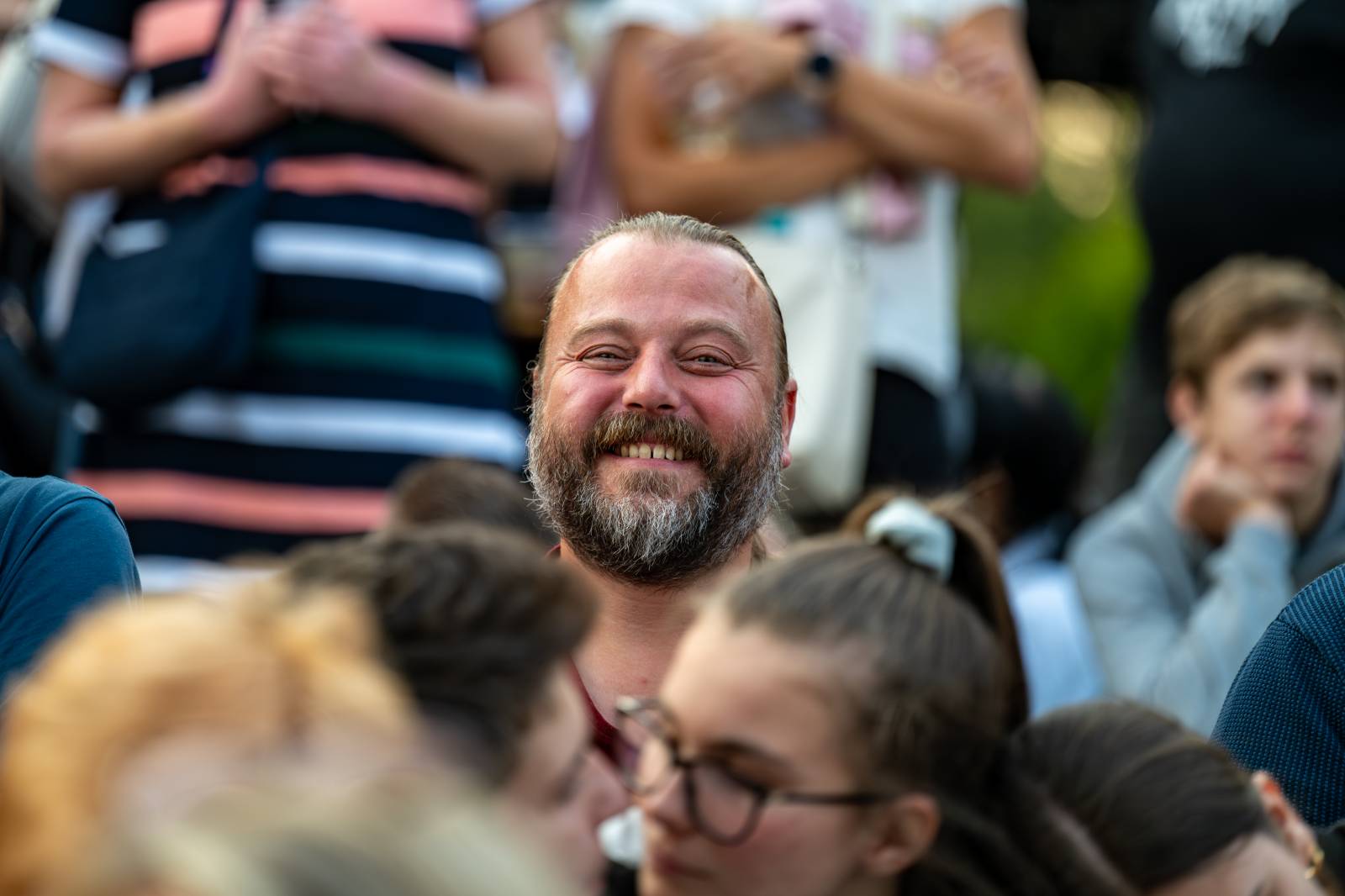 Queenie připomněli největší hity Freddieho Mercuryho a spol. S letním turné zavítali na Křižíkovu fontánu