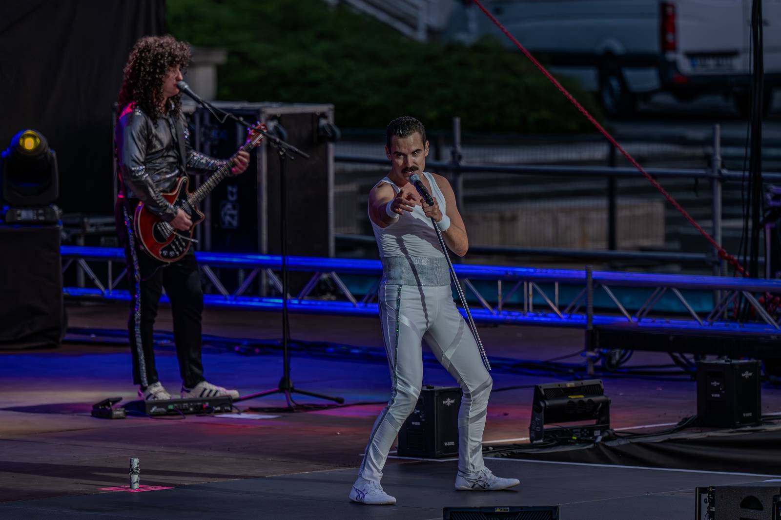 Queenie připomněli největší hity Freddieho Mercuryho a spol. S letním turné zavítali na Křižíkovu fontánu