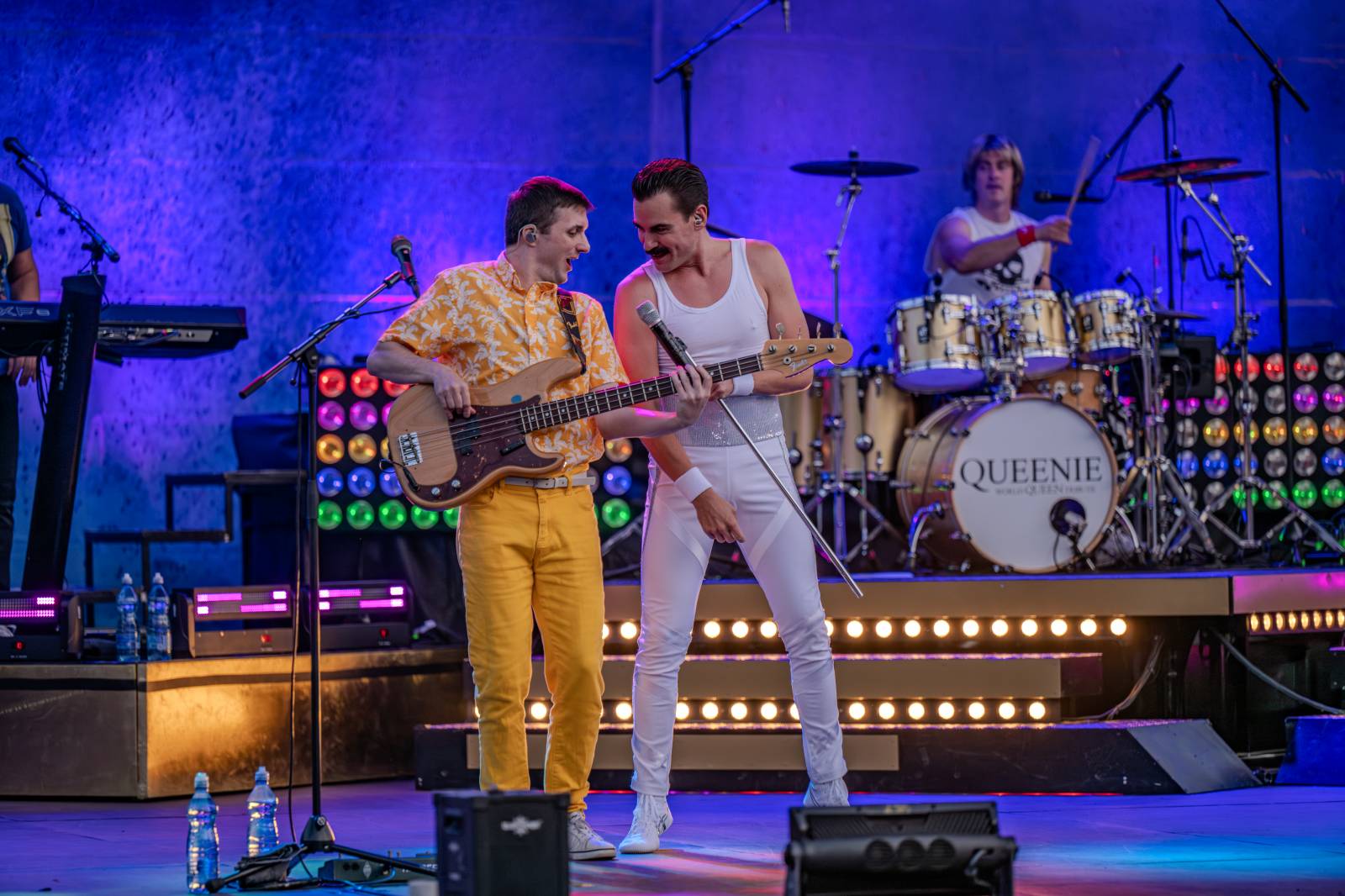 Queenie připomněli největší hity Freddieho Mercuryho a spol. S letním turné zavítali na Křižíkovu fontánu