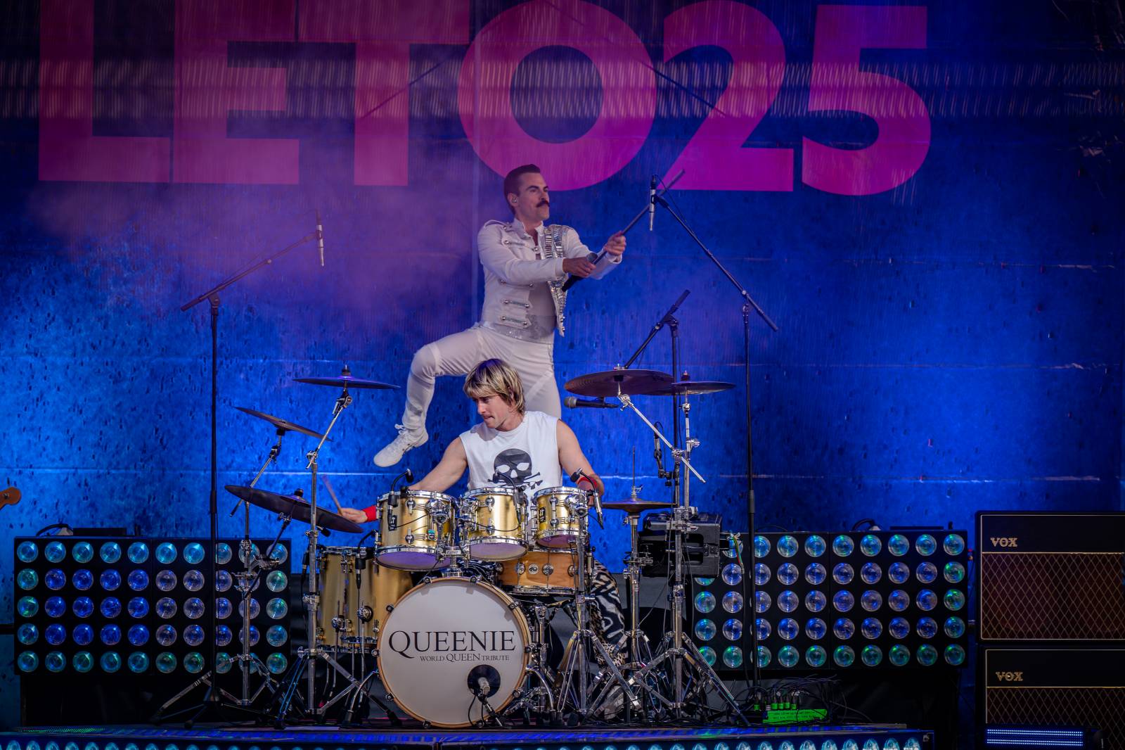 Queenie připomněli největší hity Freddieho Mercuryho a spol. S letním turné zavítali na Křižíkovu fontánu