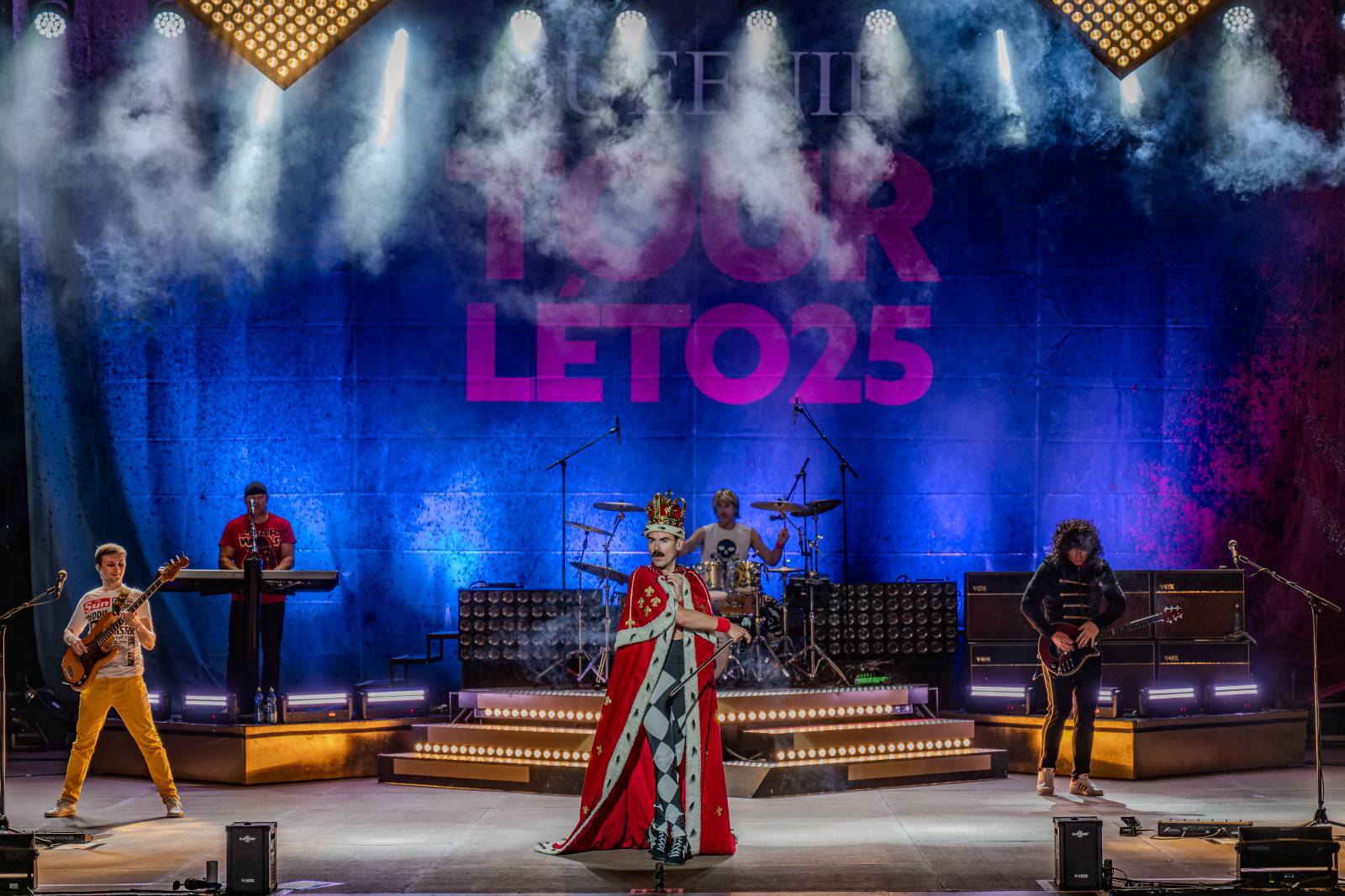 Queenie připomněli největší hity Freddieho Mercuryho a spol. S letním turné zavítali na Křižíkovu fontánu