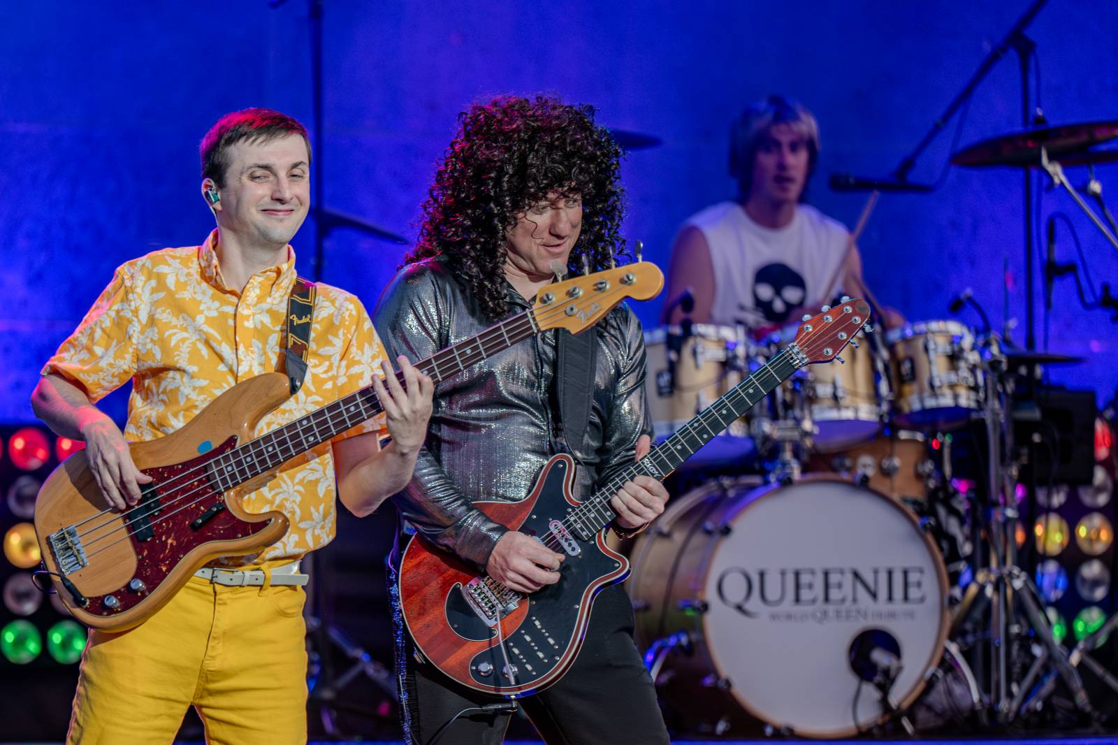 Queenie připomněli největší hity Freddieho Mercuryho a spol. S letním turné zavítali na Křižíkovu fontánu