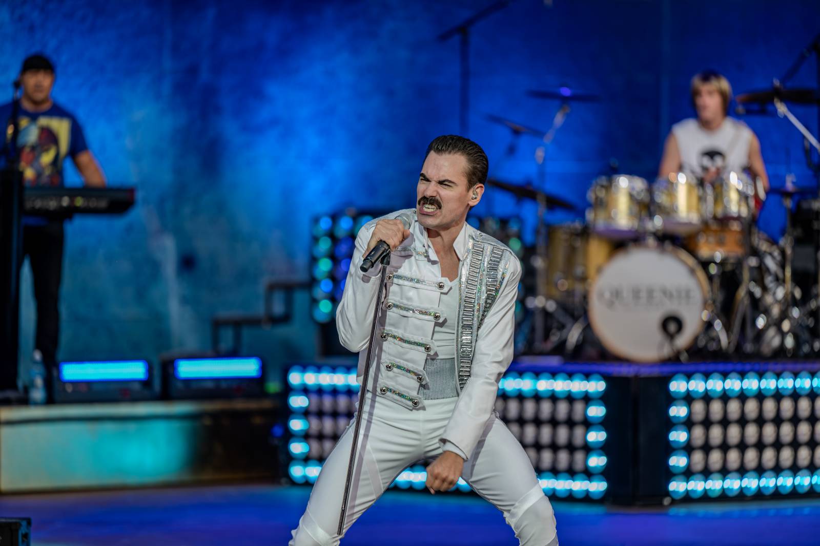 Queenie připomněli největší hity Freddieho Mercuryho a spol. S letním turné zavítali na Křižíkovu fontánu