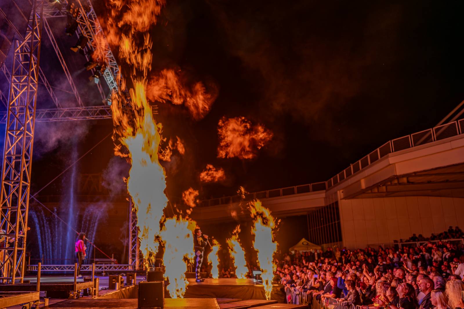 Queenie připomněli největší hity Freddieho Mercuryho a spol. S letním turné zavítali na Křižíkovu fontánu