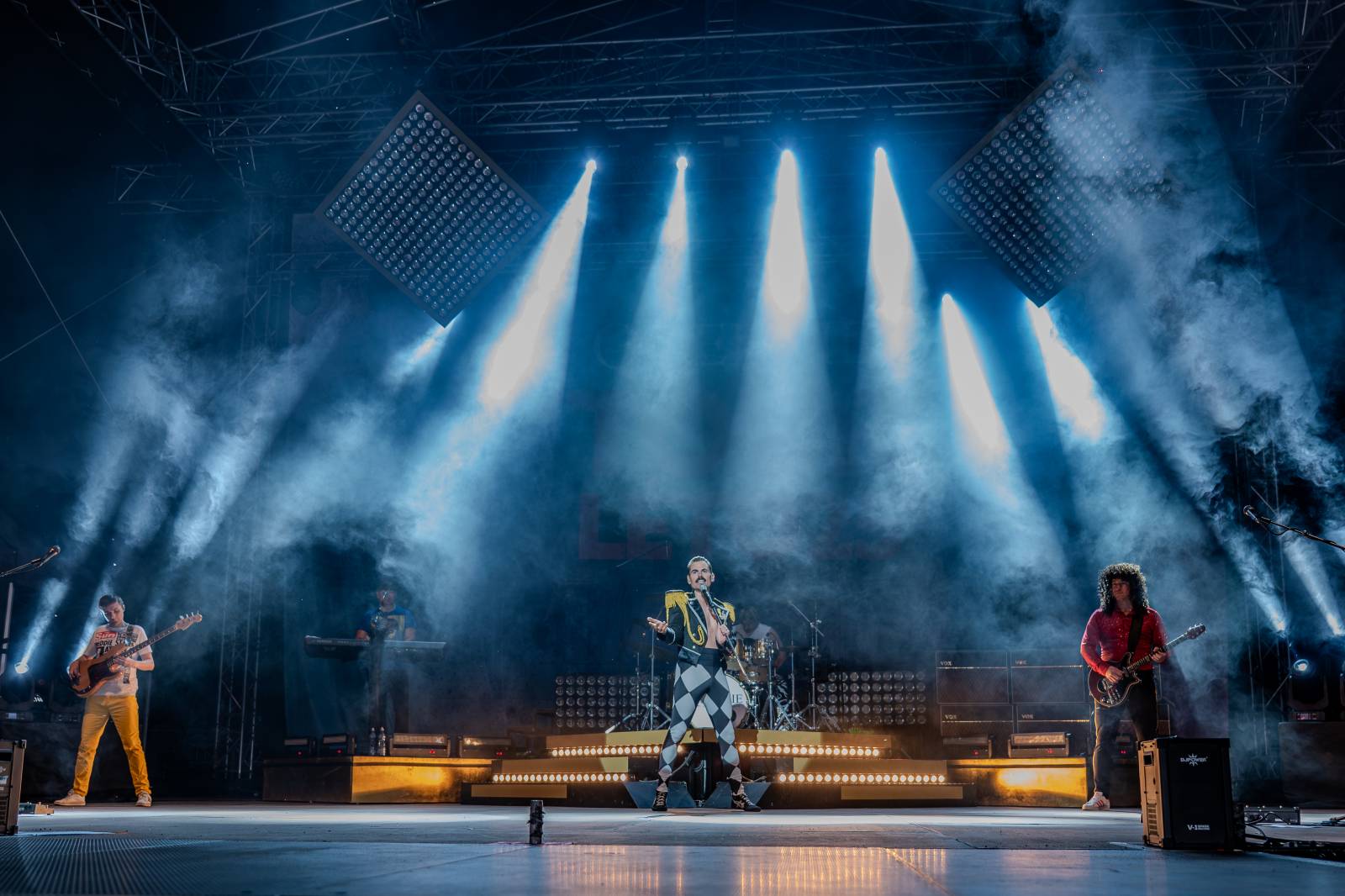 Queenie připomněli největší hity Freddieho Mercuryho a spol. S letním turné zavítali na Křižíkovu fontánu