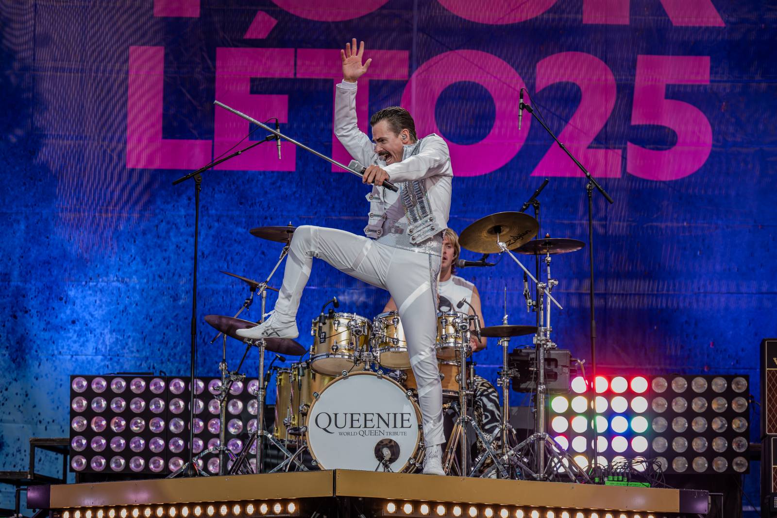 Queenie připomněli největší hity Freddieho Mercuryho a spol. S letním turné zavítali na Křižíkovu fontánu